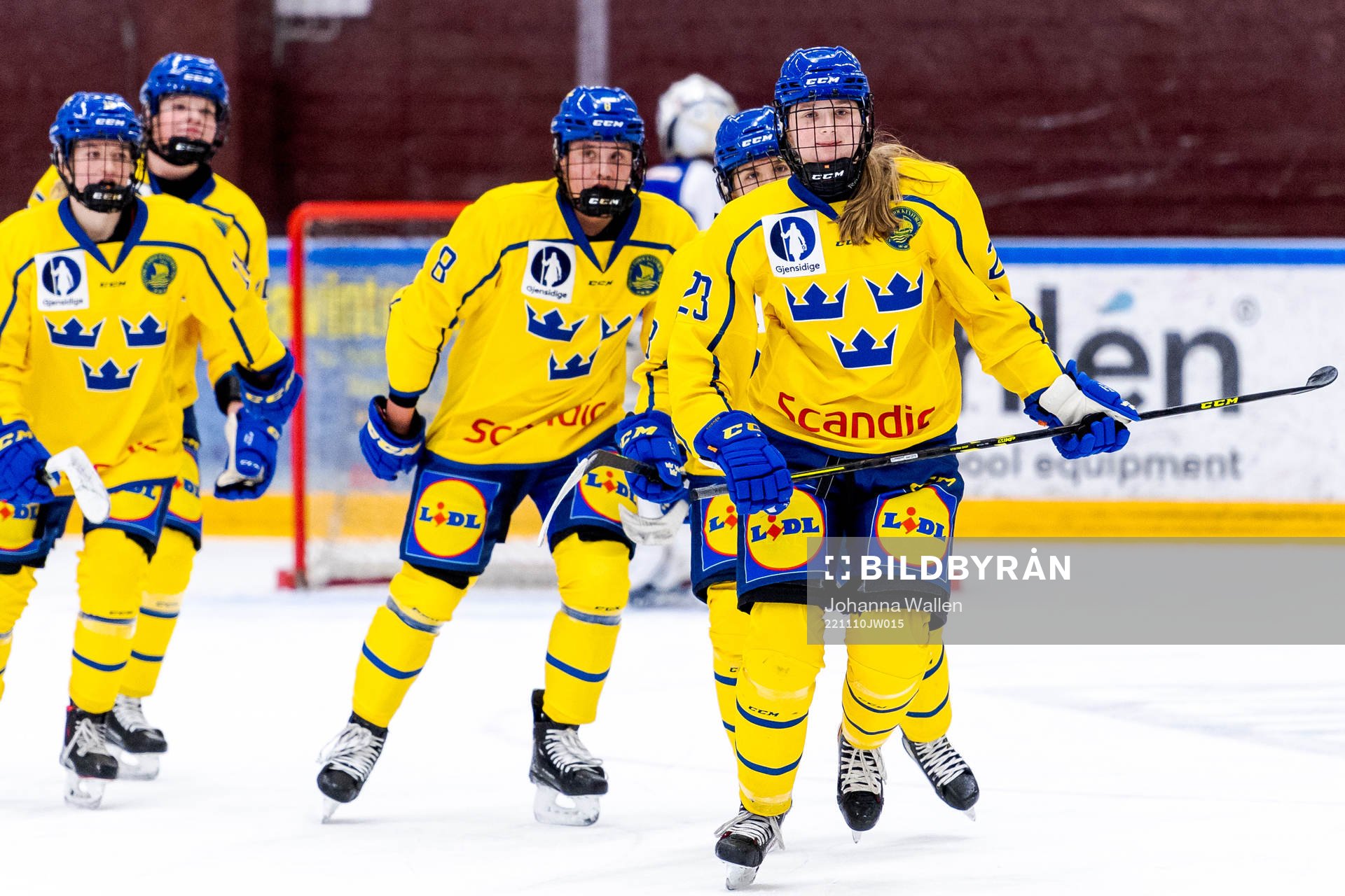 Sveriges målskytt Isabelle Leijonhielm jublar med laget