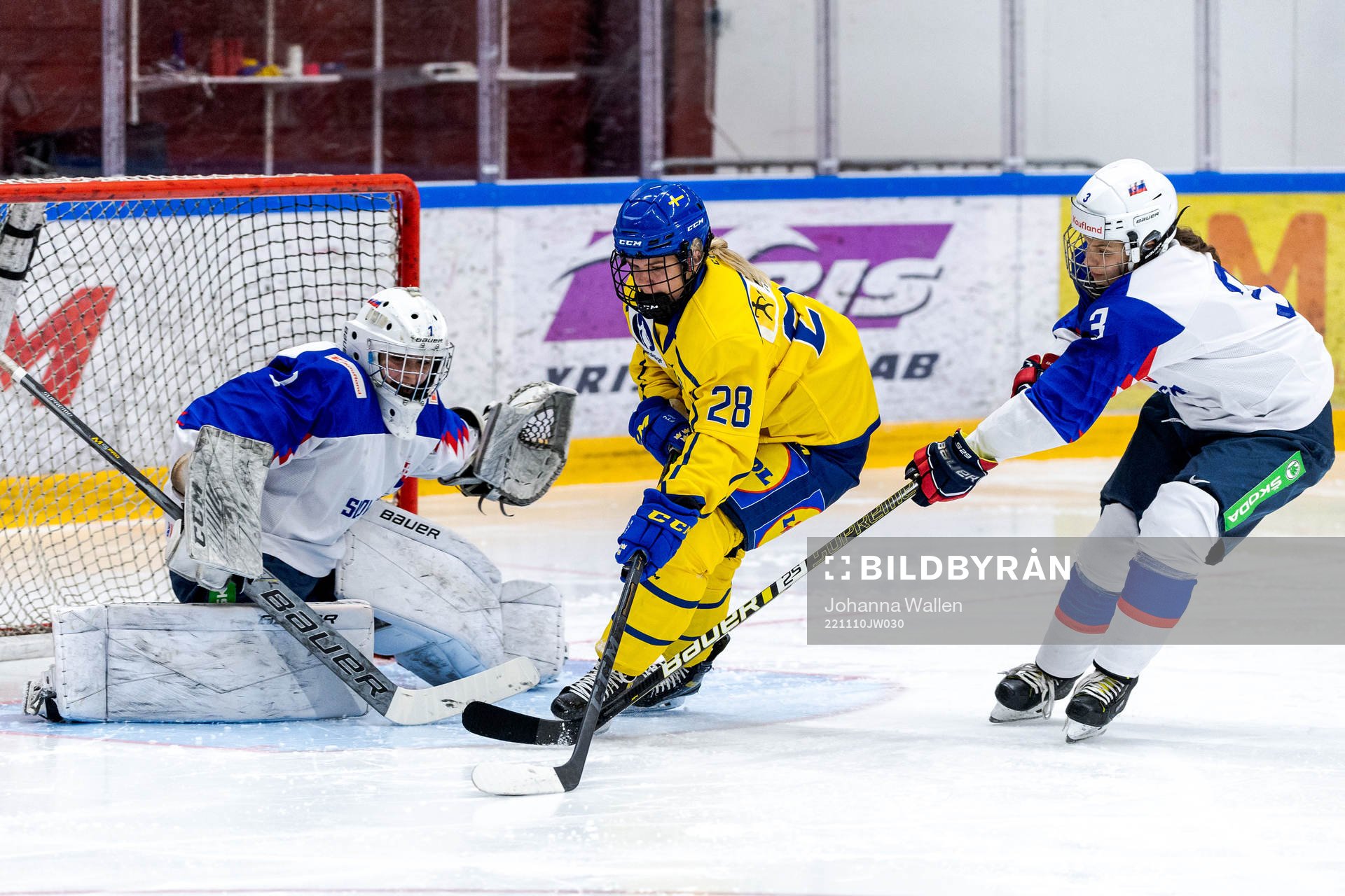 Slovakiens målvakt Livia Debnarova och Tereza Belkova mot