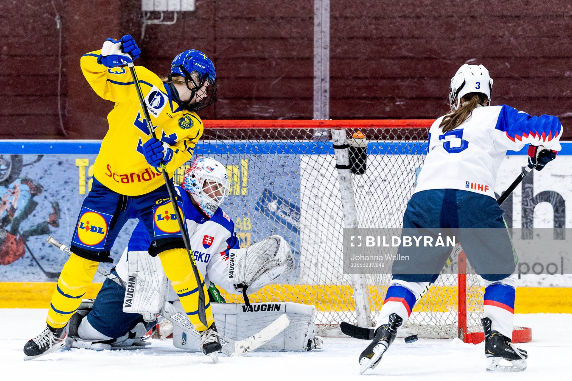 Sveriges Isabelle Leijonhielm mot Slovakiens målvakt Sona