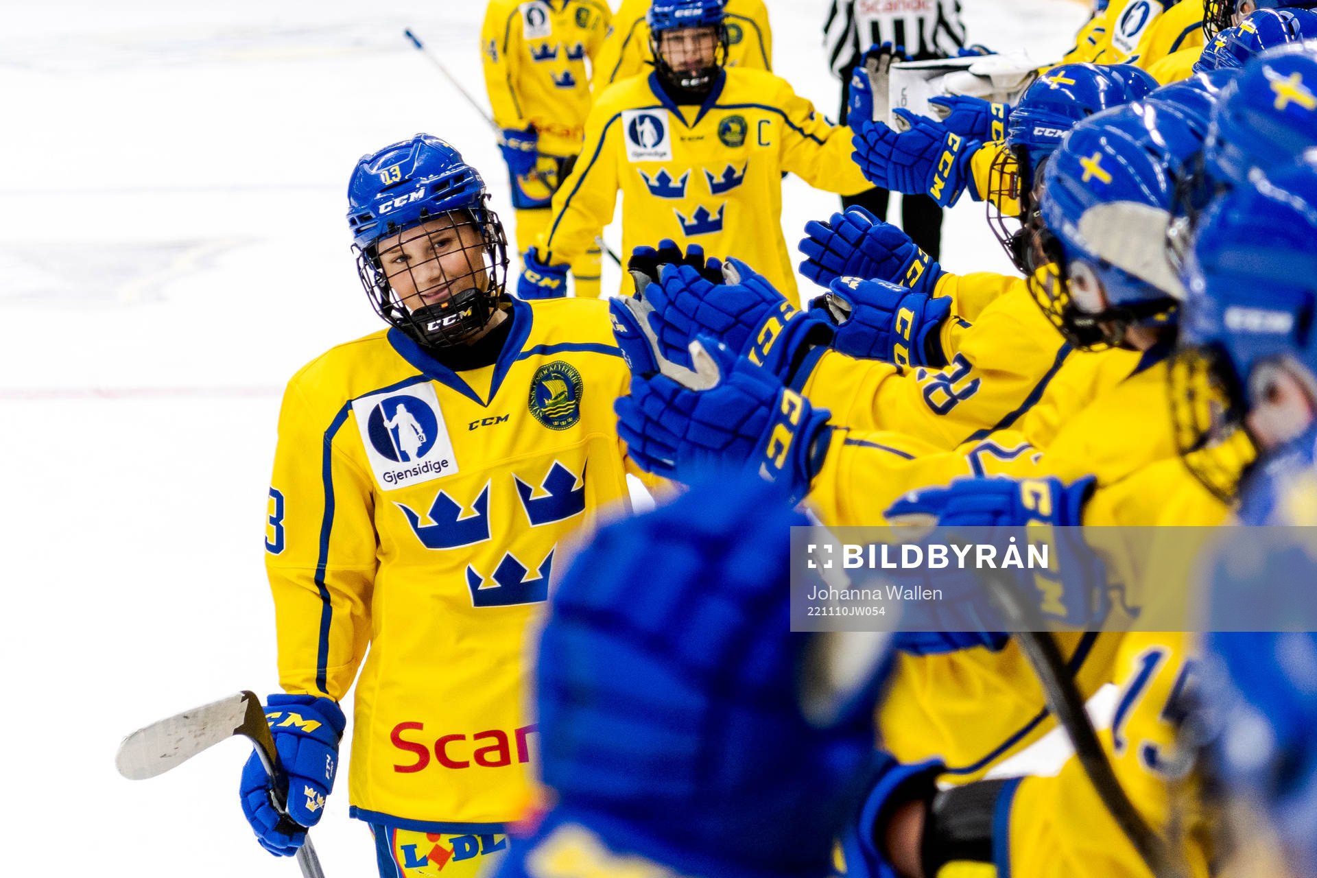 Sveriges Mira Hallin jublar med laget