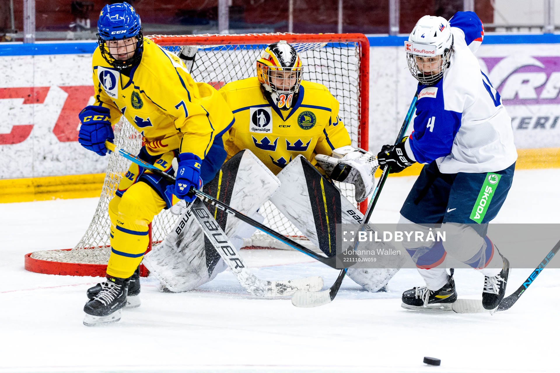 Sveriges Maja Ålenius och målvakt Felicia Frank mot