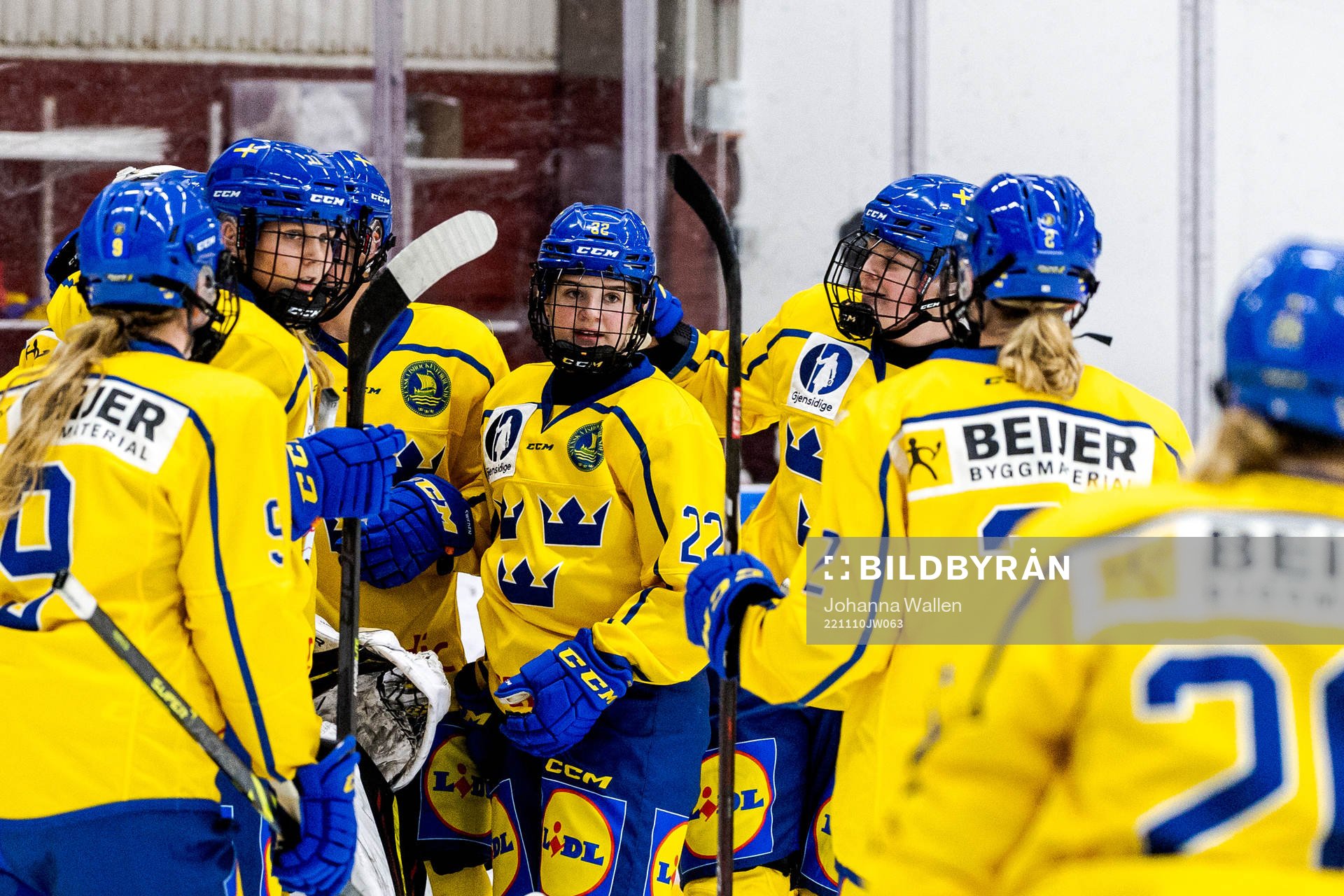 Sveriges Sara Lindqvist jublar med laget