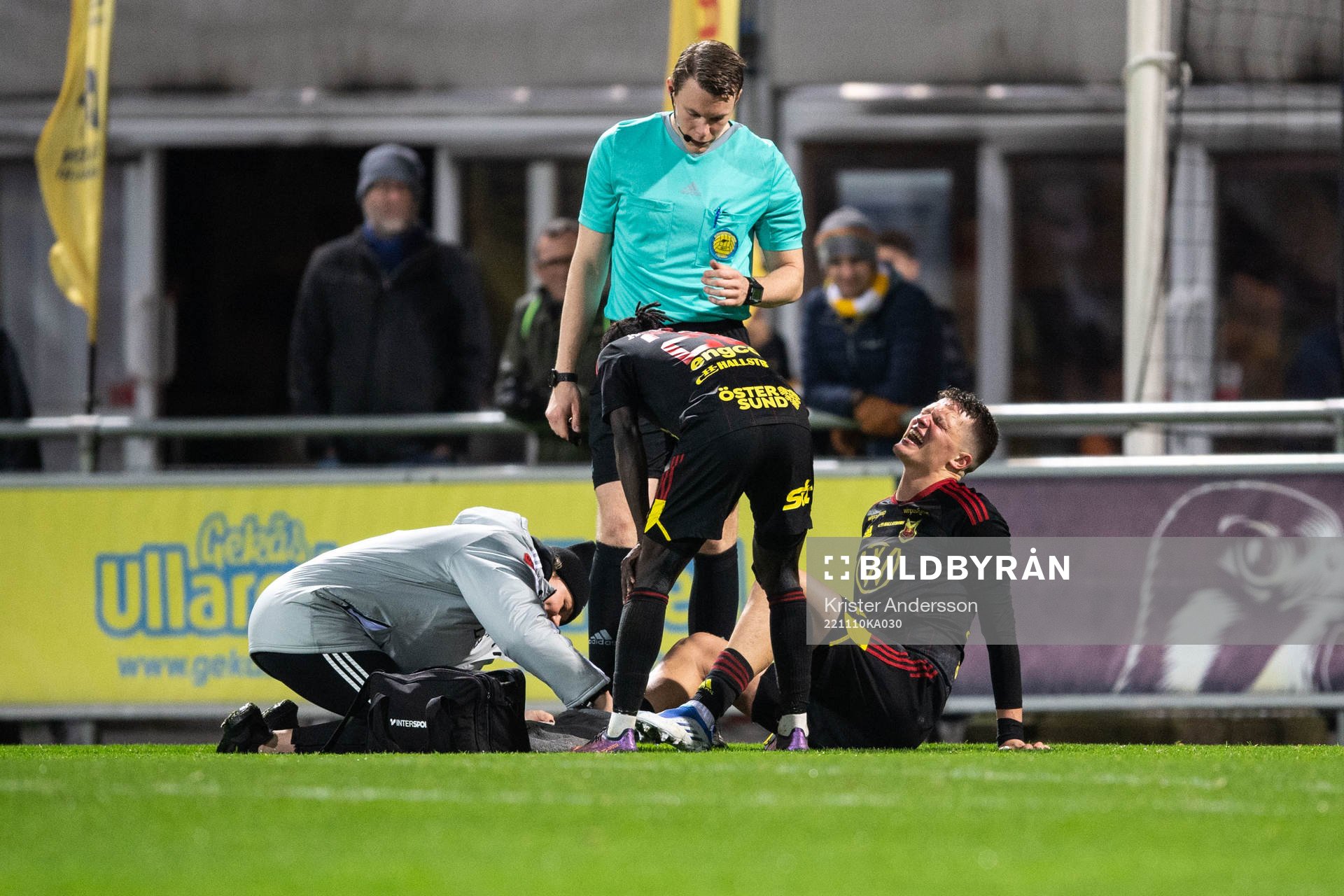 Östersunds Myroslav Mazur har ont under match ett i kvalet till Superettan mellan Falkenberg och Östersund den 10 november 2022 i Falkenberg.