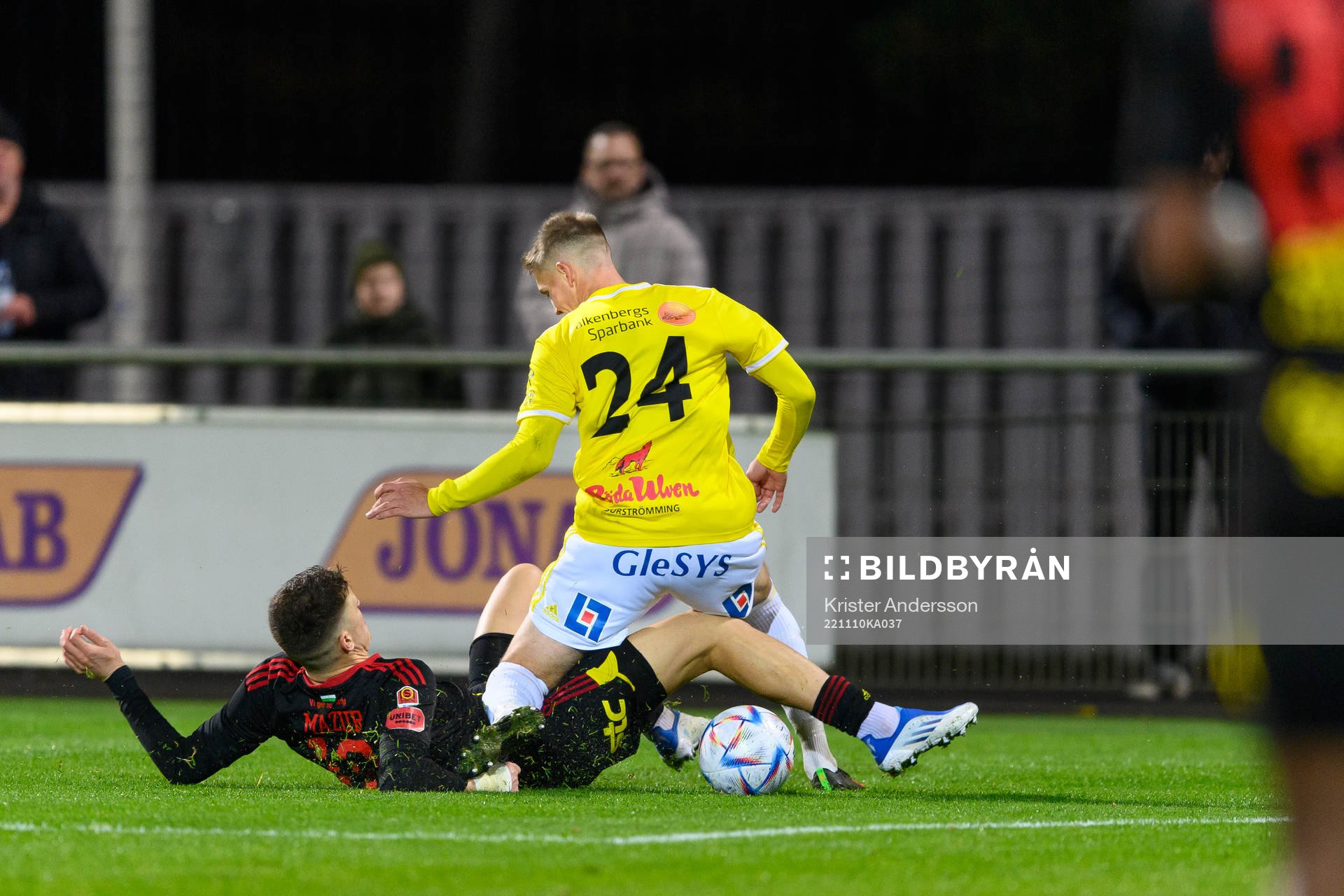 Östersunds Myroslav Mazur och Falkenbergs FFs Taylor Silverholt under match ett i kvalet till Superettan mellan Falkenberg och Östersund den 10 november 2022 i Falkenberg.
