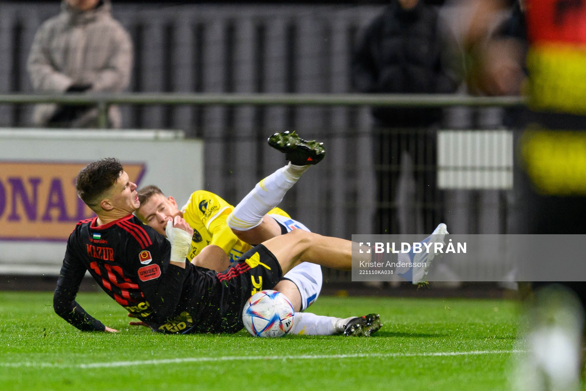 Östersunds Myroslav Mazur och Falkenbergs FFs Taylor Silverholt under match ett i kvalet till Superettan mellan Falkenberg och Östersund den 10 november 2022 i Falkenberg.