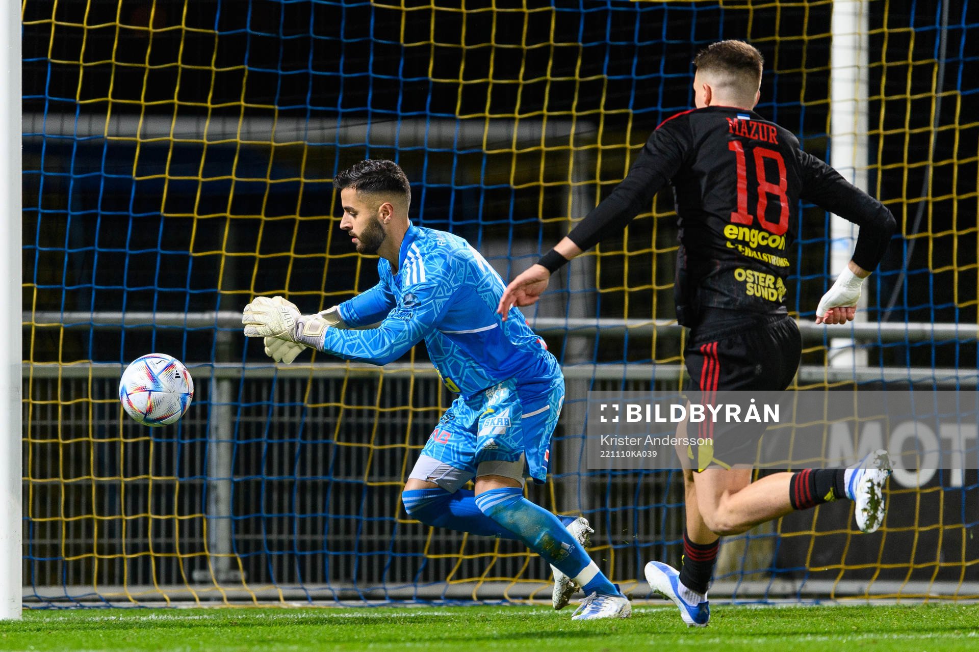 Falkenbergs FFs målvakt Nadeem Omar under match ett i kvalet till Superettan mellan Falkenberg och Östersund den 10 november 2022 i Falkenberg.