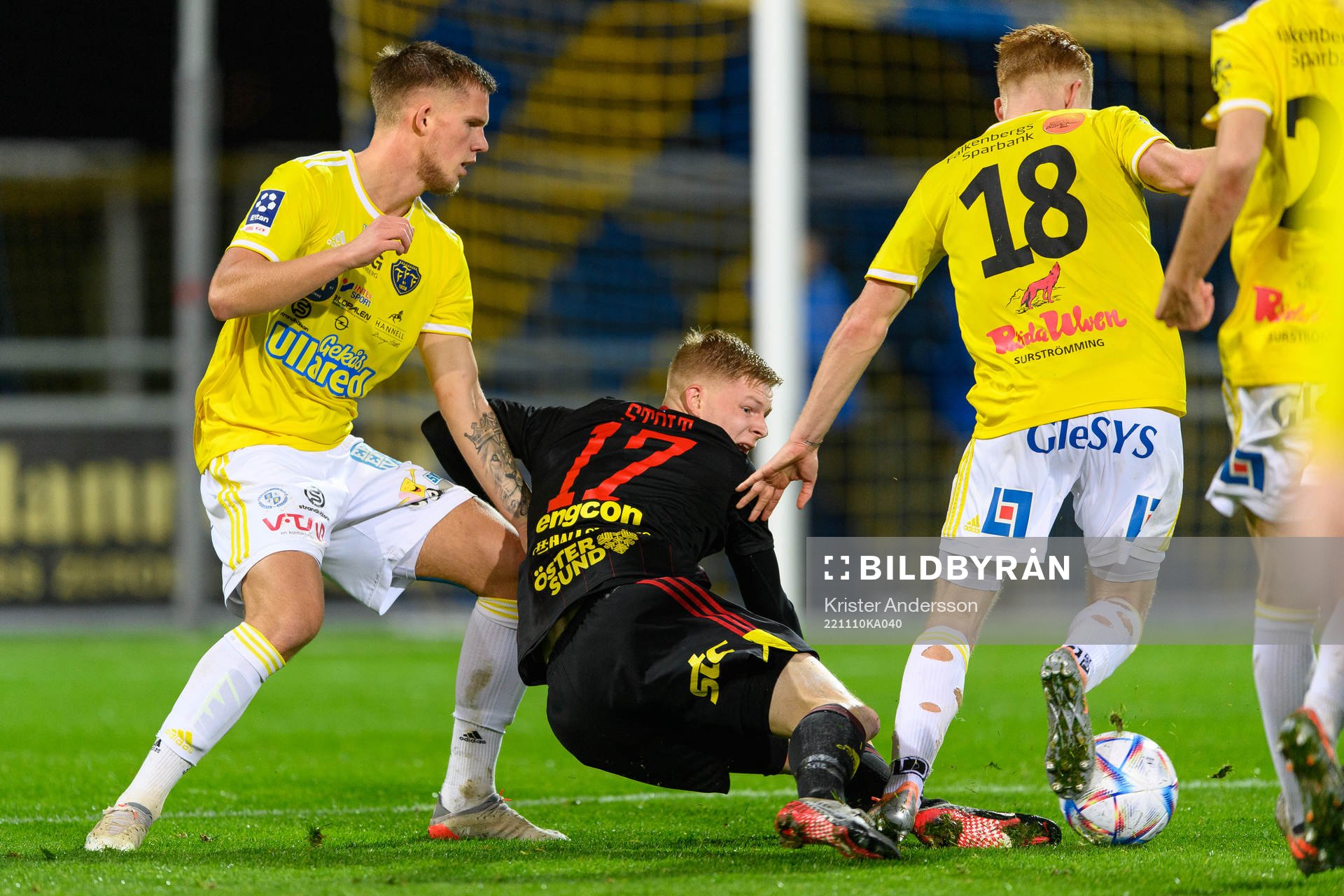 Falkenbergs FFs Taylor Silverholt och Östersunds Malcolm Stolt under match ett i kvalet till Superettan mellan Falkenberg och Östersund den 10 november 2022 i Falkenberg.