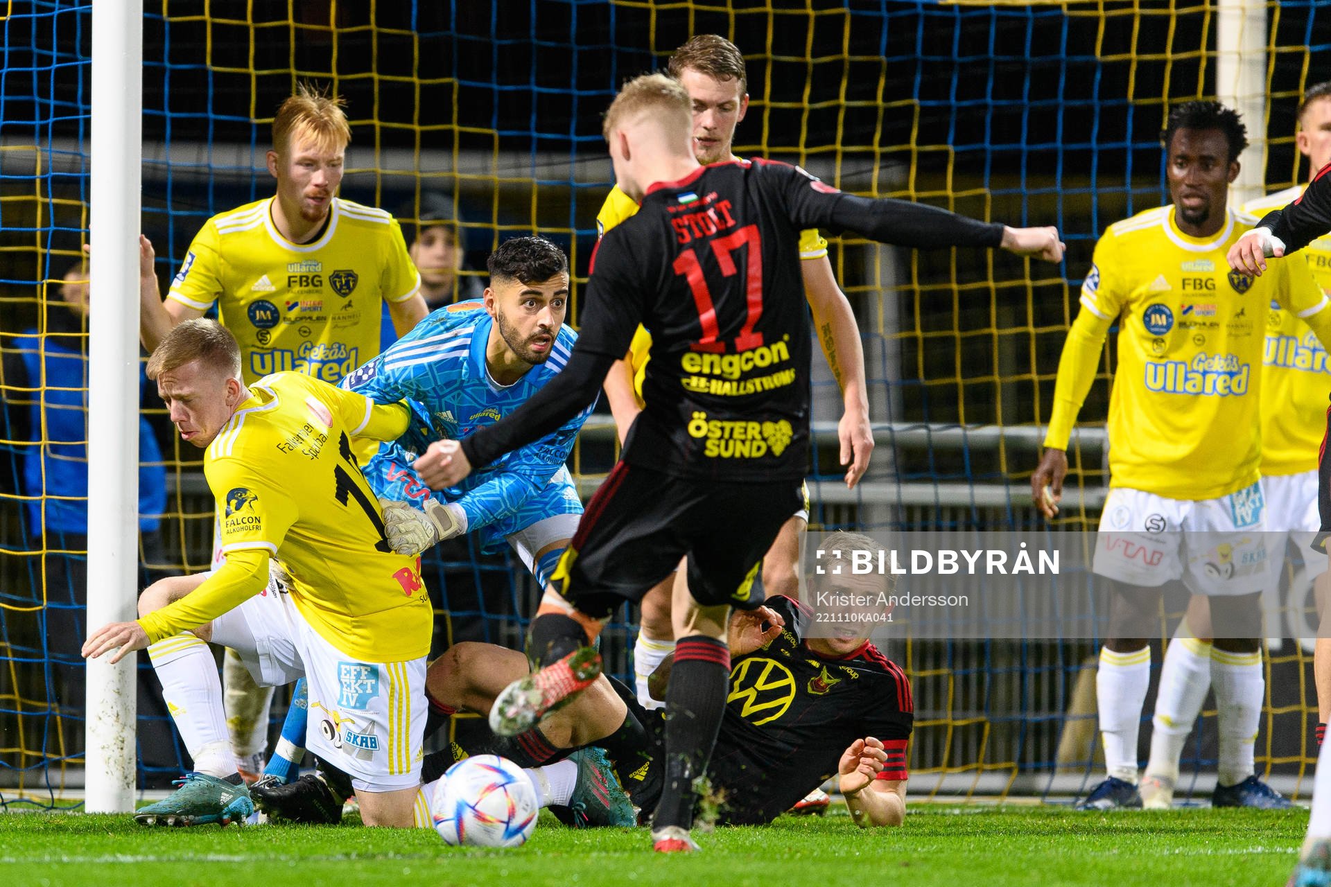 Östersunds Malcolm Stolt med målchans under match ett i kvalet till Superettan mellan Falkenberg och Östersund den 10 november 2022 i Falkenberg.