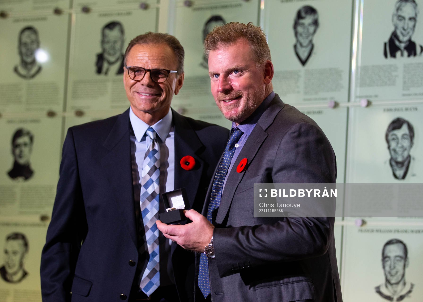 Daniel Alfredsson is presented with his ring by Mike Gartner