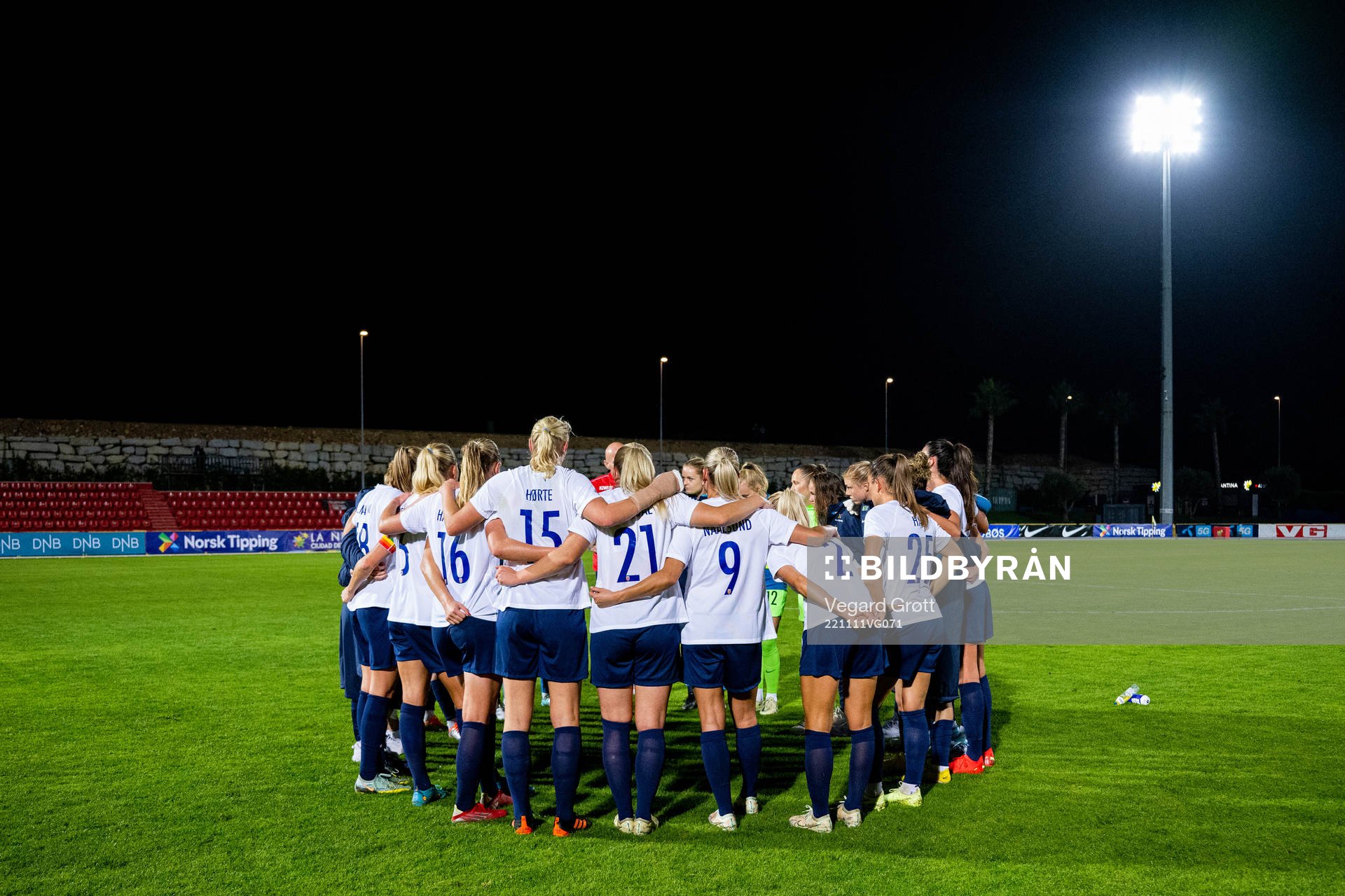Players of Norway gather in a circle