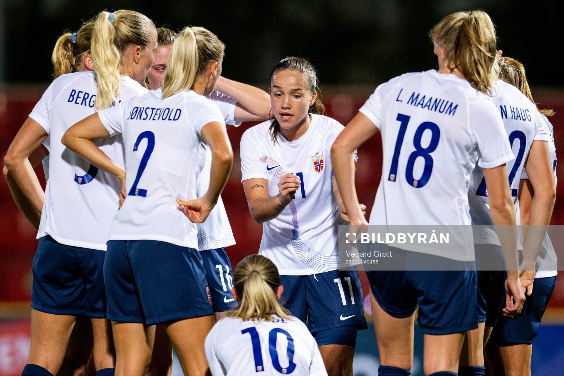 Guro Reiten and players of Norway