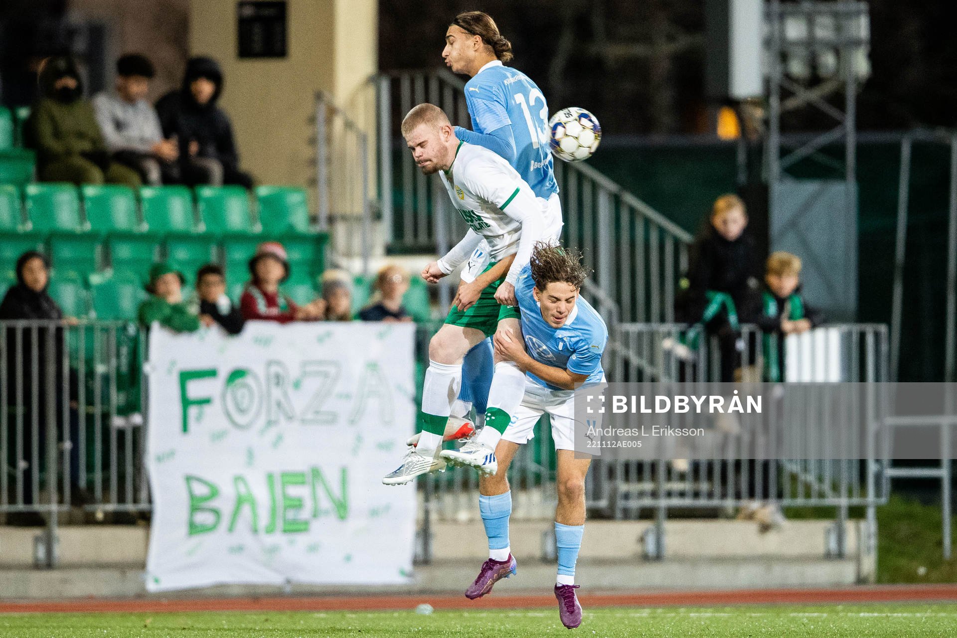 Hammarbys Albin Rickborg mot Malmö FF:s Elison Makolli och Adrian Zendelovski under fotbollsmatchen i P17-slutspelet mellan Hammarby och Malmö FF den 12 november 2022 i Stockholm.