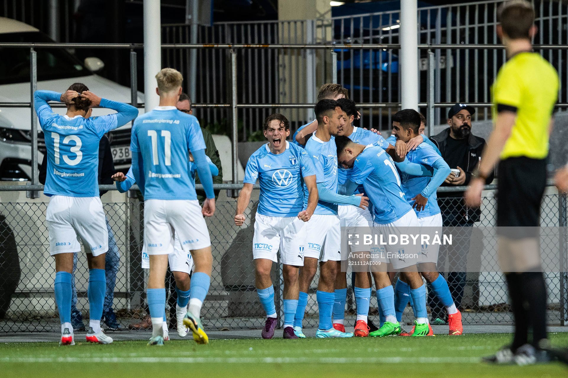 Malmö FF:s André Alvarez Perez jublar med lagkamrater efter 0-1 under fotbollsmatchen i P17-slutspelet mellan Hammarby och Malmö FF den 12 november 2022 i Stockholm.