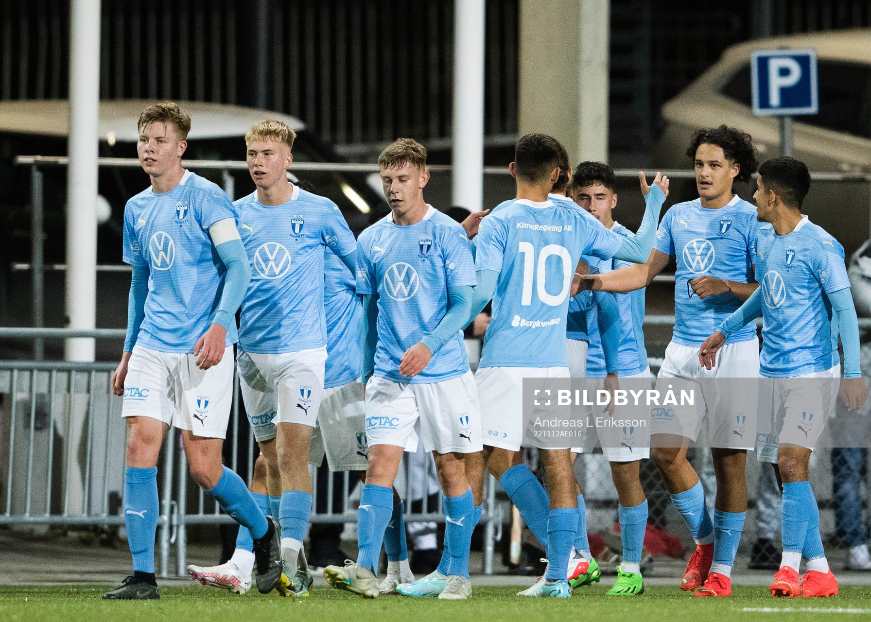 Malmö FF:s spelare jublar efter 0-1 av André Alvarez Perez under fotbollsmatchen i P17-slutspelet mellan Hammarby och Malmö FF den 12 november 2022 i Stockholm.