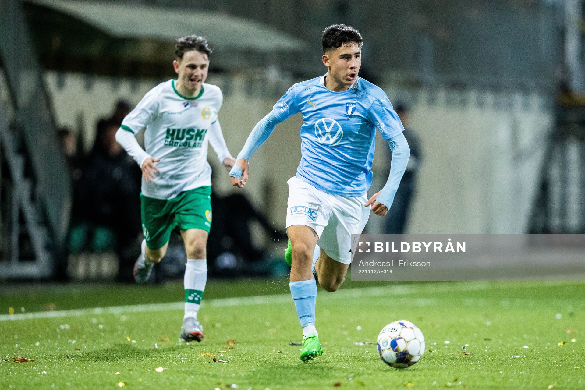 Hammarbys Oskar Moczarny och Malmö FF:s Adrian Skogmar under fotbollsmatchen i P17-slutspelet mellan Hammarby och Malmö FF den 12 november 2022 i Stockholm.