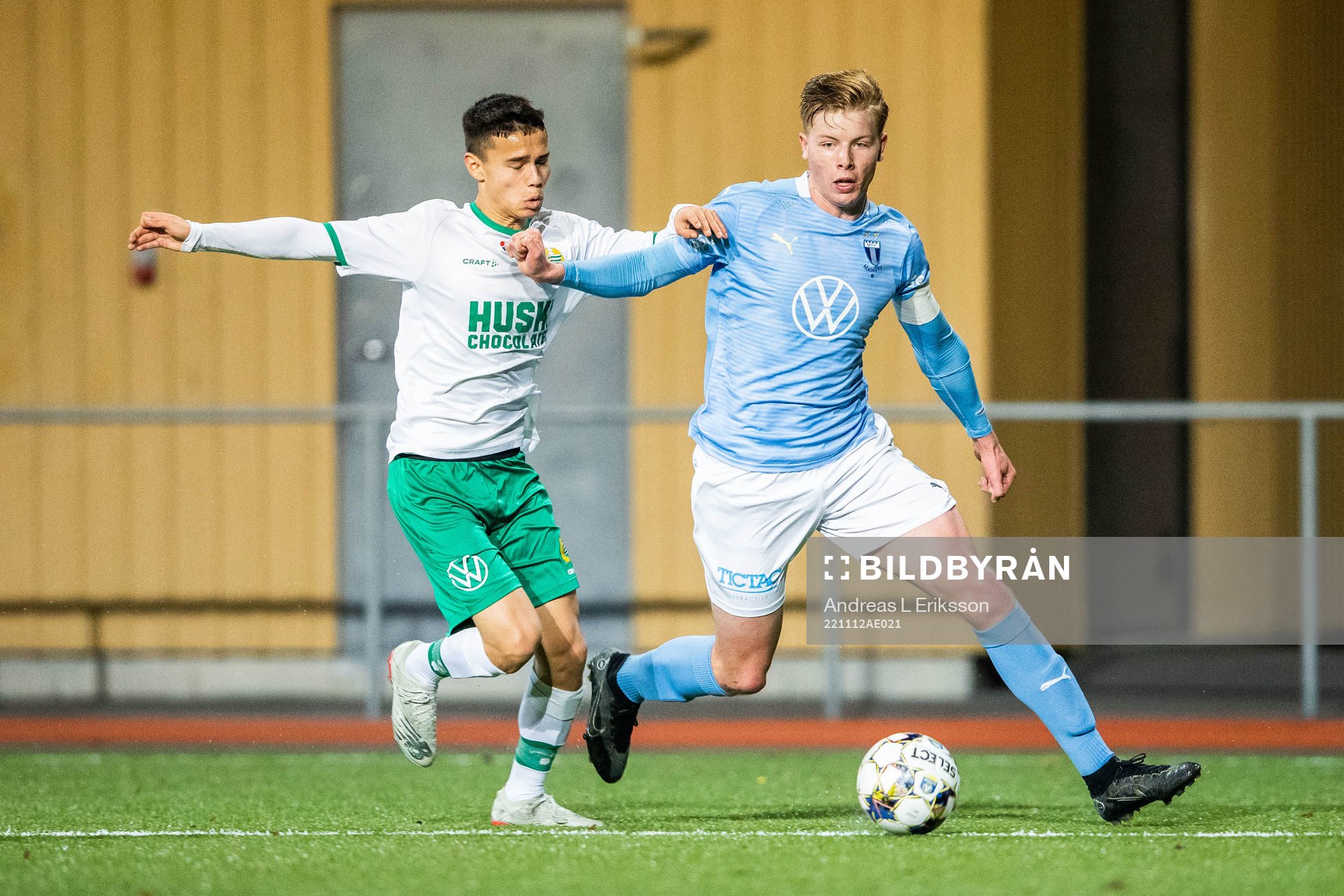 Hammarbys Liam Mahachai Källman och Malmö FF:s Nils Zätterström under fotbollsmatchen i P17-slutspelet mellan Hammarby och Malmö FF den 12 november 2022 i Stockholm.