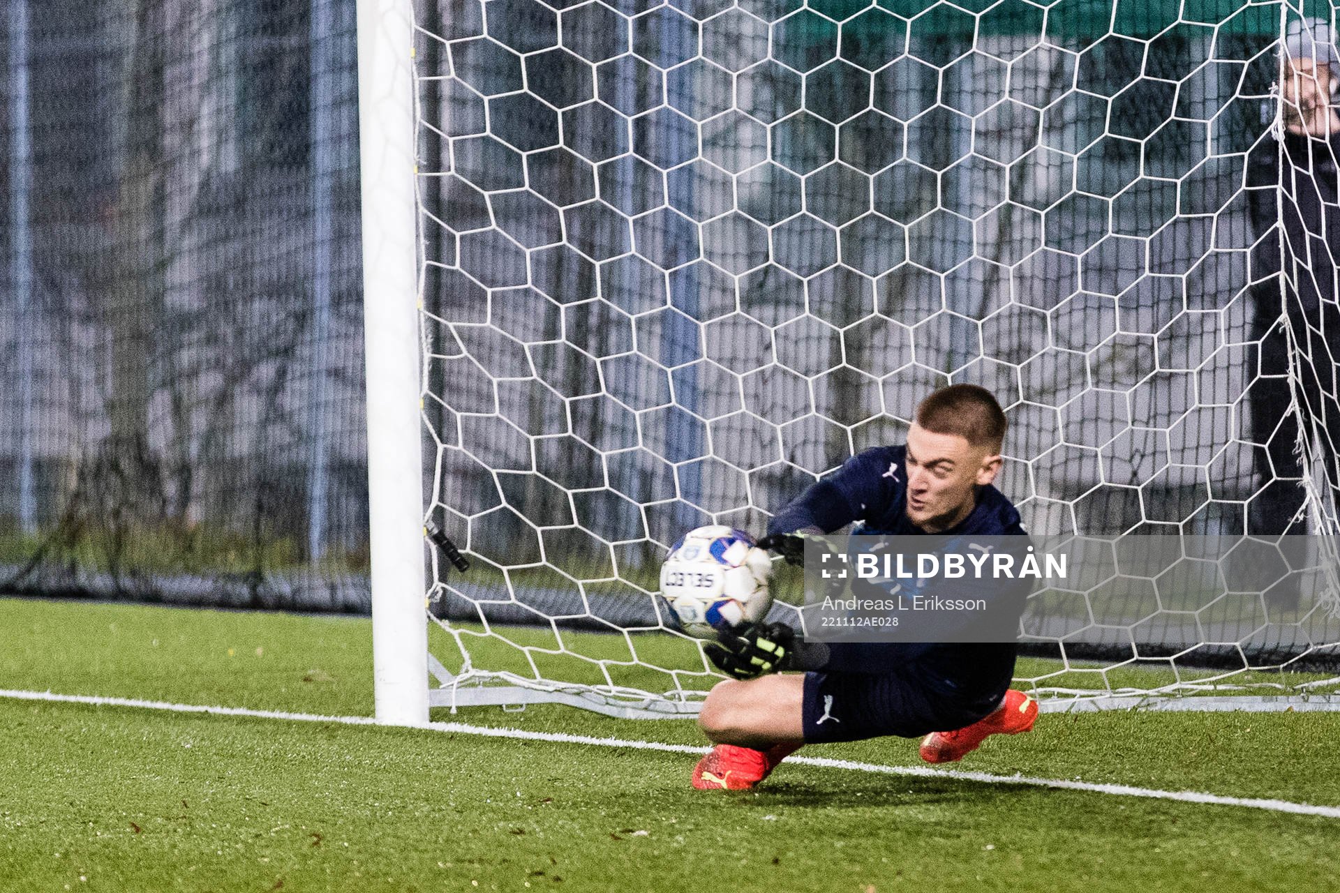 Malmö FF:s målvakt Marcus Pettersson räddar en straff under fotbollsmatchen i P17-slutspelet mellan Hammarby och Malmö FF den 12 november 2022 i Stockholm.