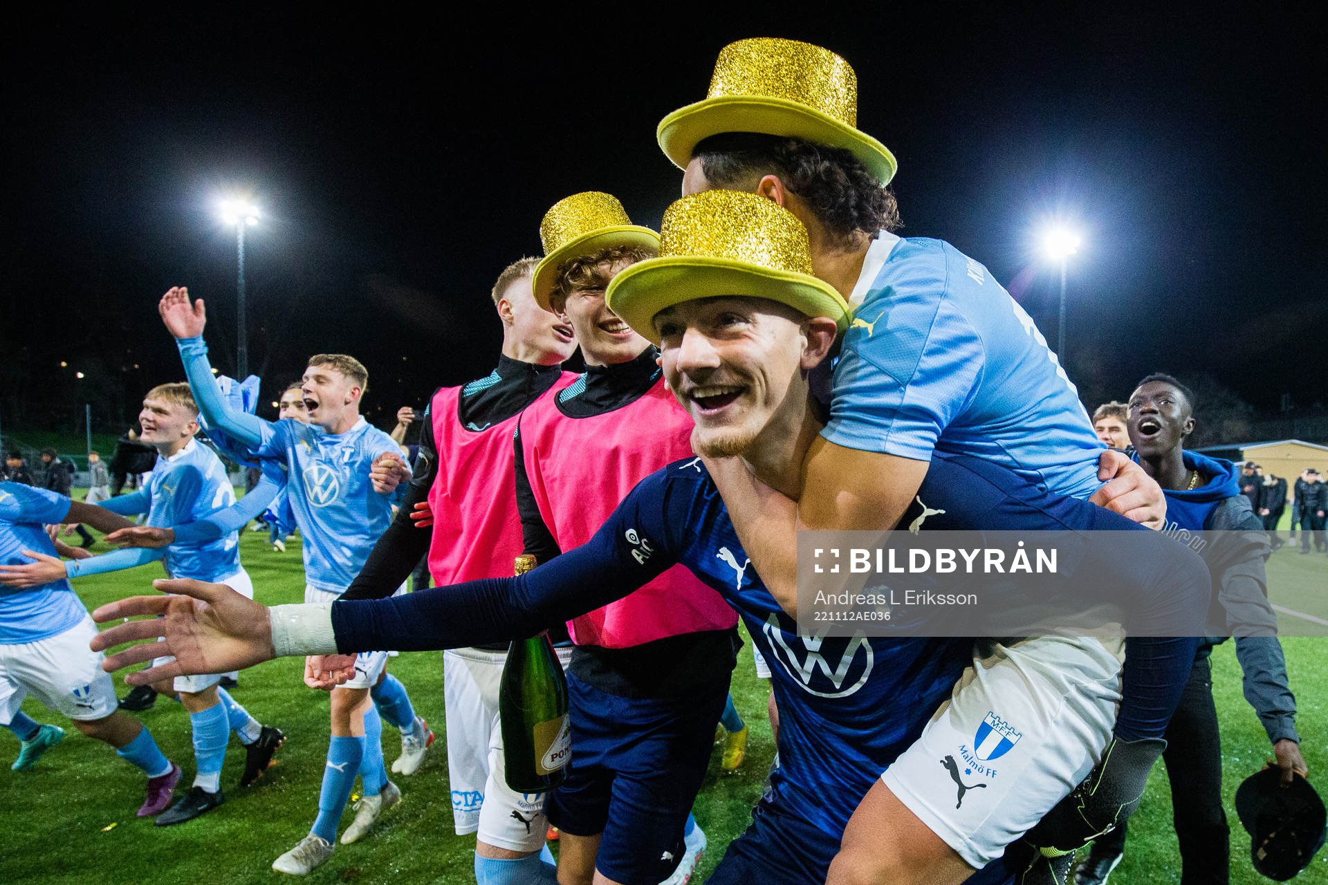 Malmö FF:s målvakt Marcus Pettersson jublar efter fotbollsmatchen i P17-slutspelet mellan Hammarby och Malmö FF den 12 november 2022 i Stockholm.