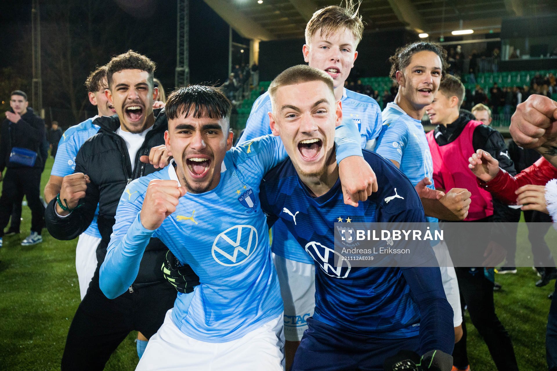 Malmö FF:s Alexander Hughes och målvakt Marcus Pettersson jublar efter fotbollsmatchen i P17-slutspelet mellan Hammarby och Malmö FF den 12 november 2022 i Stockholm.