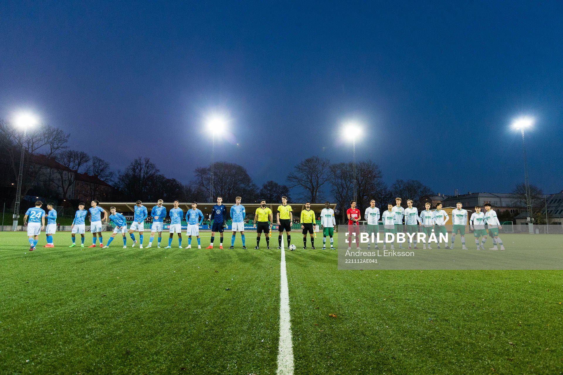 s spelare, domarteamet och Hammarbys spelare ställer upp