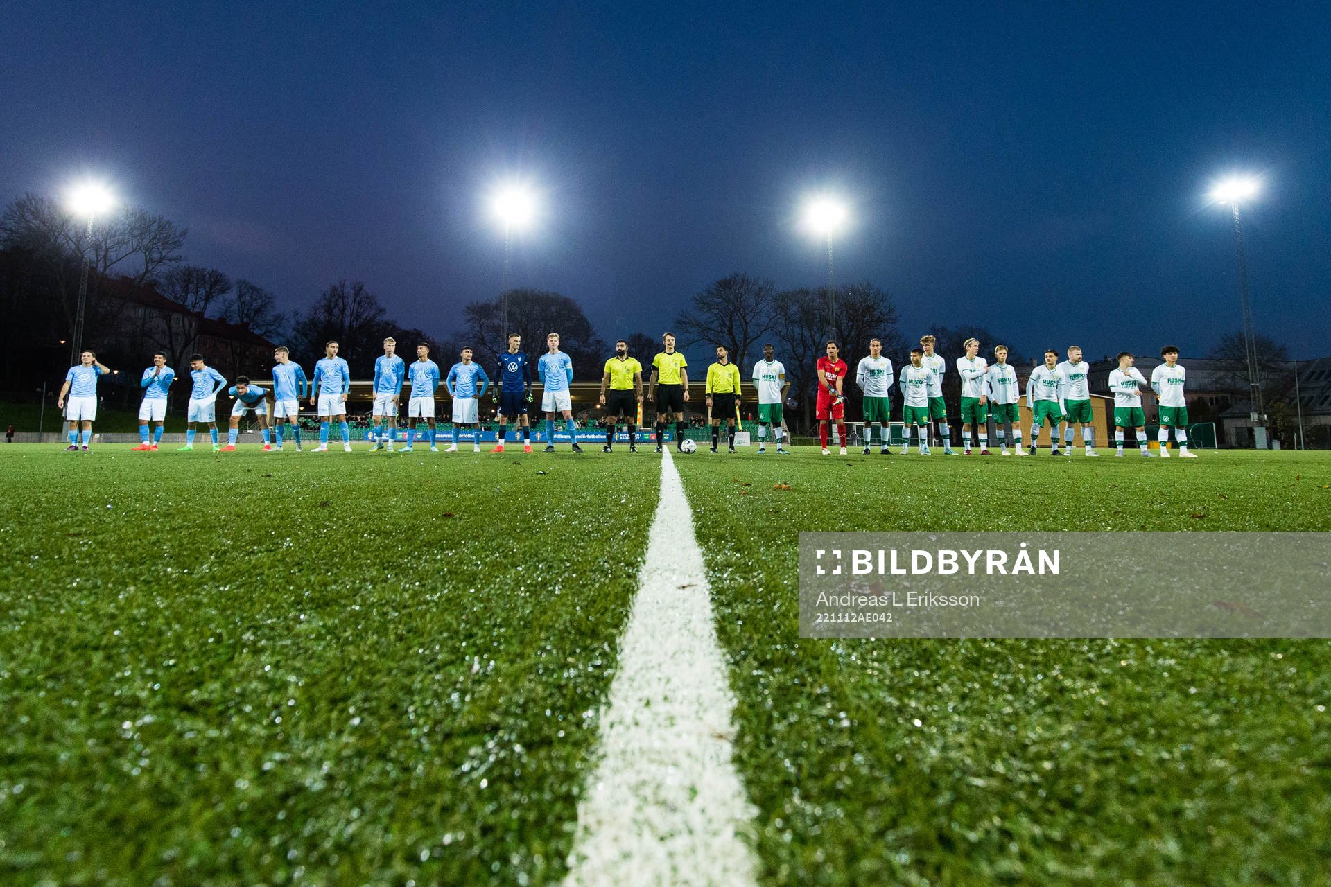 s spelare, domarteamet och Hammarbys spelare ställer upp