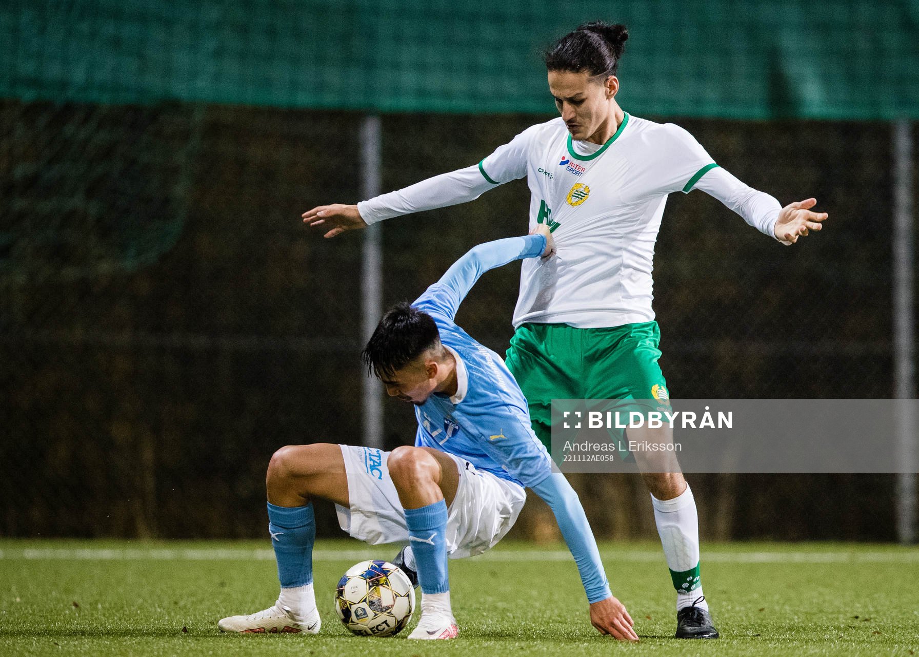 Malmö FF:s Alexander Hughes och Hammarbys Mohamad Haitham Habt under fotbollsmatchen i P17-slutspelet mellan Hammarby och Malmö FF den 12 november 2022 i Stockholm.