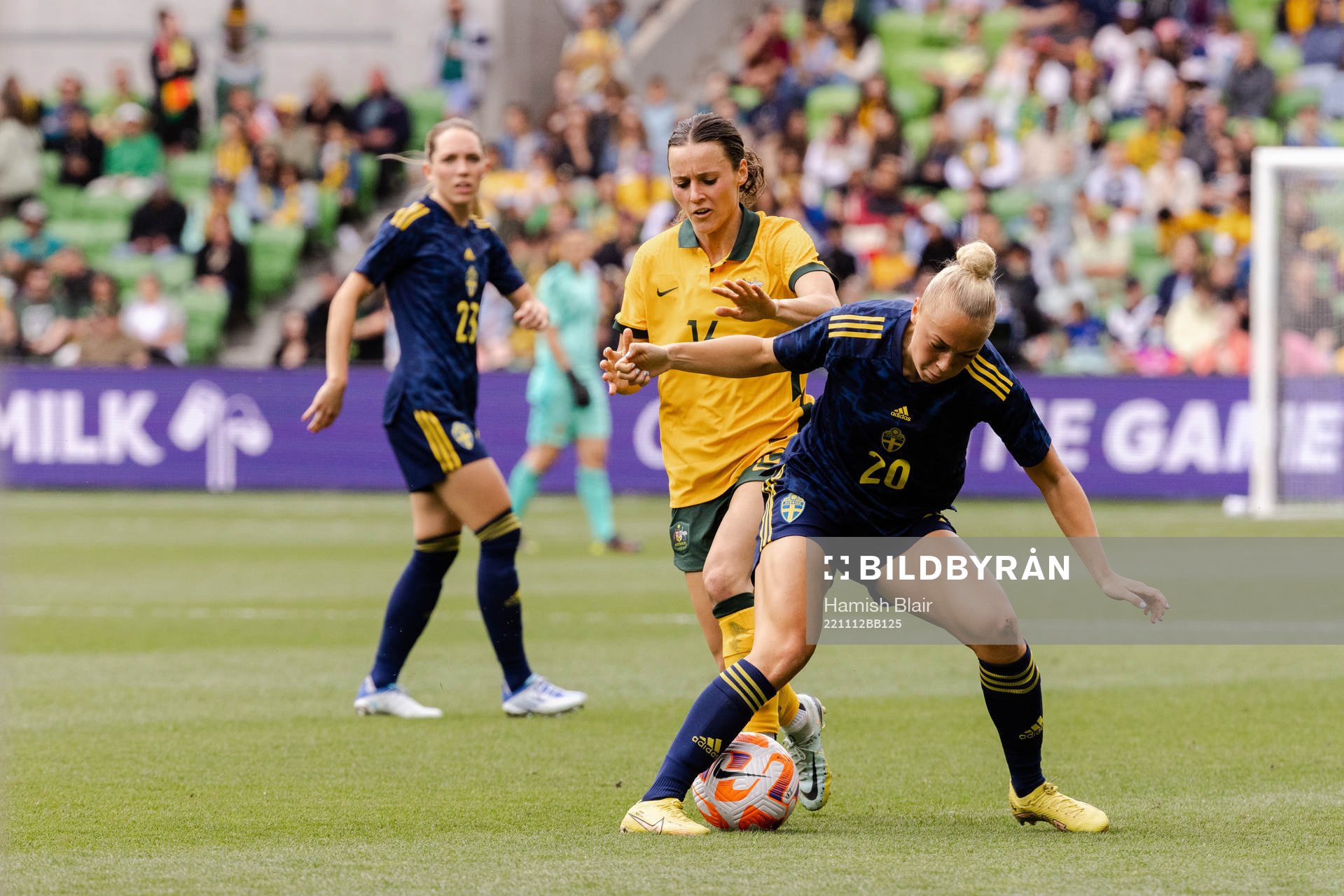 Hayley Raso of Australia and Hanna Bennison of Sweden