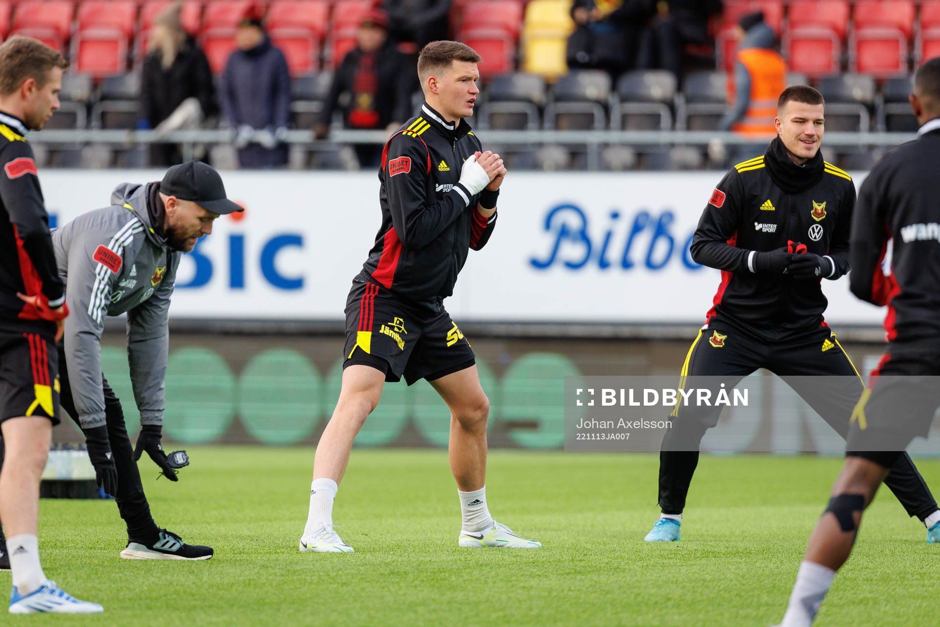 Östersunds Myroslav Mazur inför den avgörande fotbollsmatchen i kvalet till Superettan mellan Östersund och Falkenberg den 13 november 2022 i Östersund.