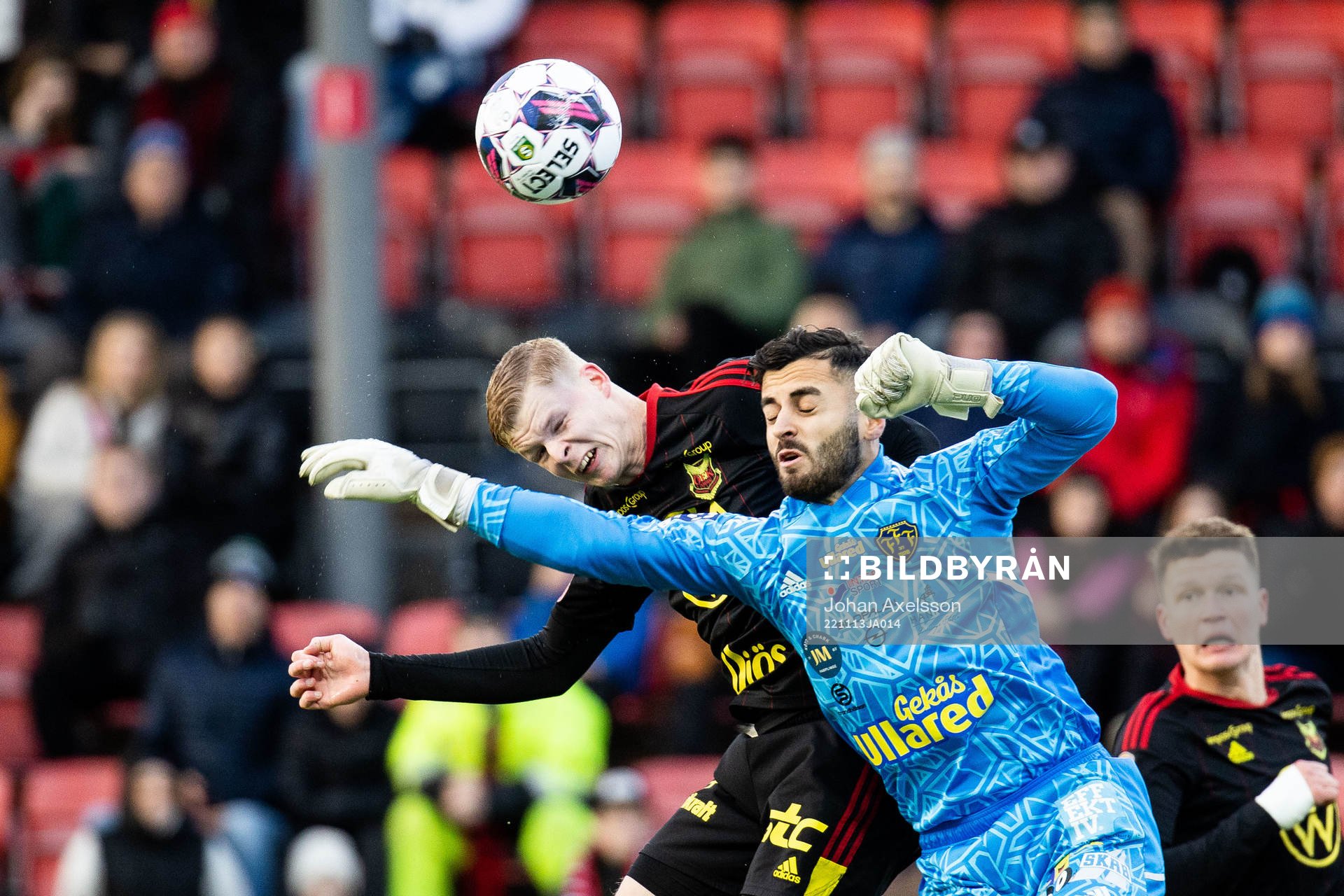 Östersunds Malcolm Stolt och Falkenbergs målvakt Nadeem Omar under den avgörande fotbollsmatchen i kvalet till Superettan mellan Östersund och Falkenberg den 13 november 2022 i Östersund.