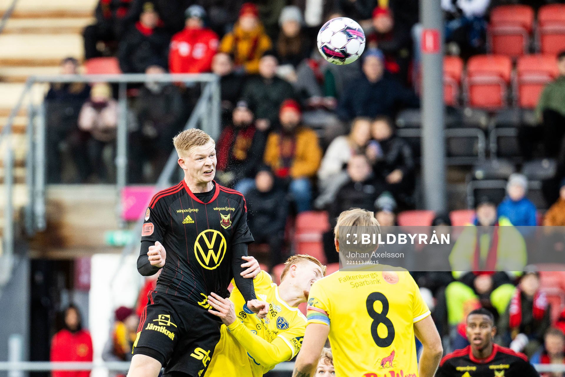 Östersunds Malcolm Stolt och Falkenbergs Linus Borgström under den avgörande fotbollsmatchen i kvalet till Superettan mellan Östersund och Falkenberg den 13 november 2022 i Östersund. 
