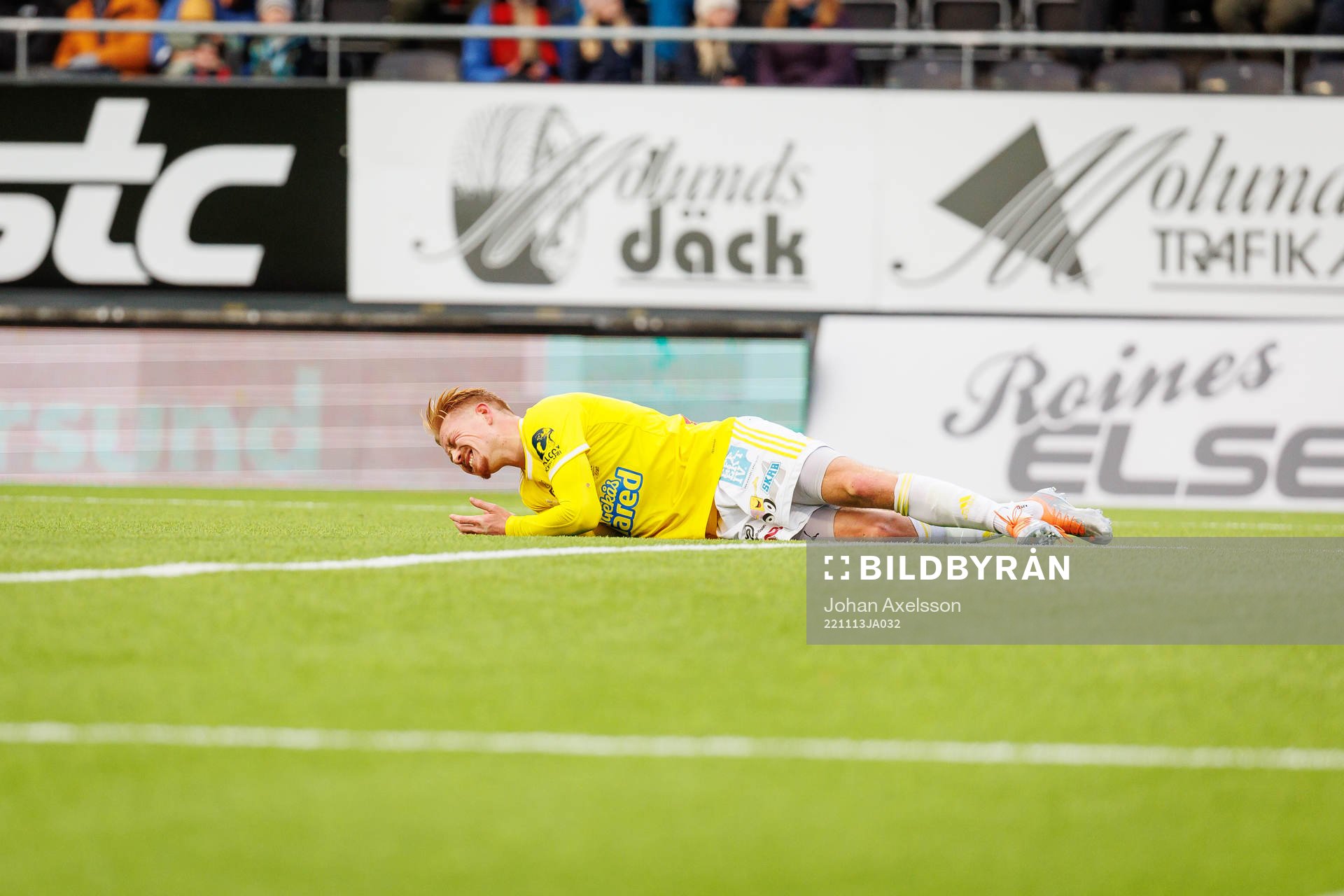alkenbergs Linus Borgström har ont under den avgörande fotbollsmatchen i kvalet till Superettan mellan Östersund och Falkenberg den 13 november 2022 i Östersund.