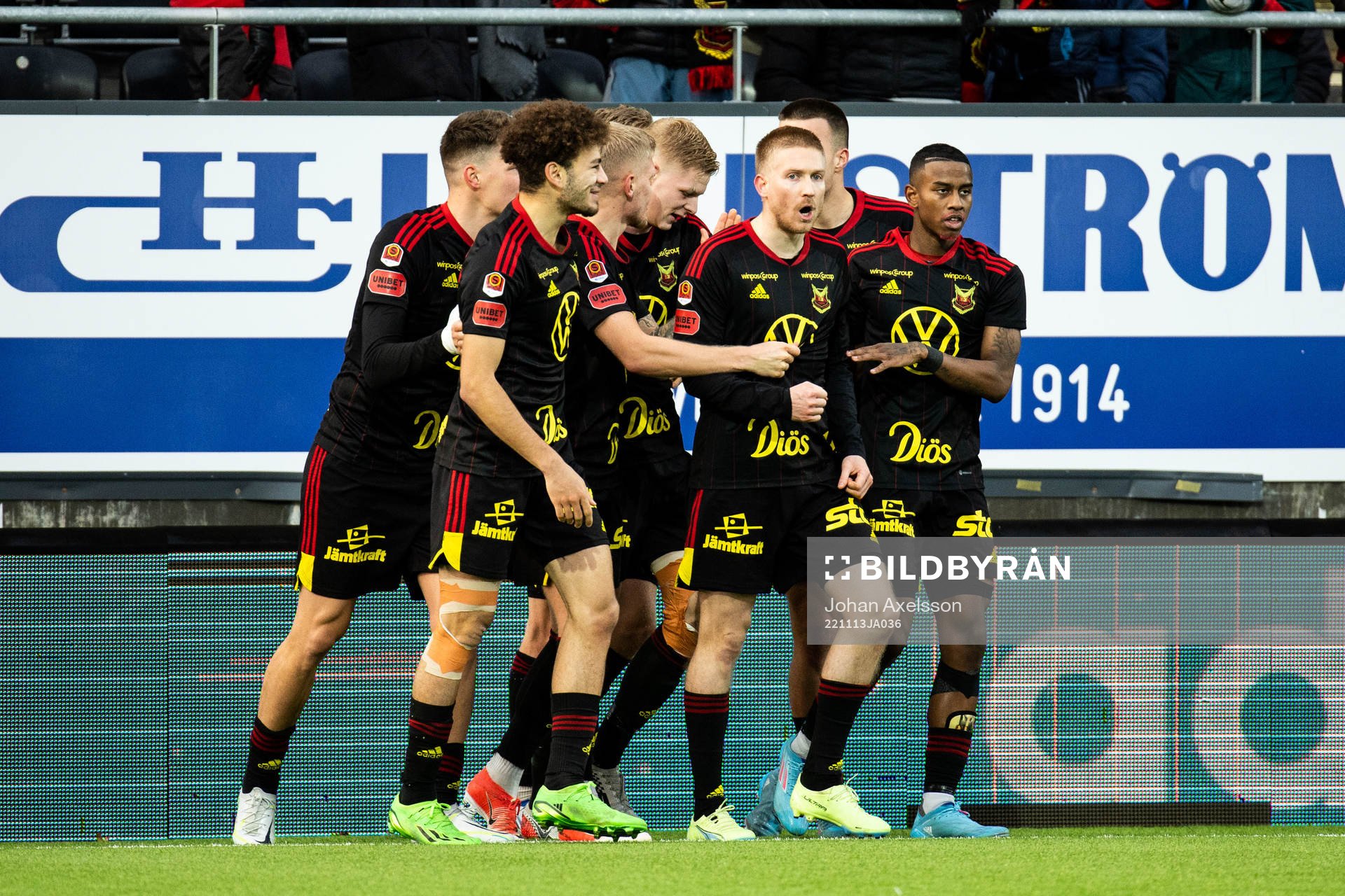 Östersunds Simon Kroon jublar med lagkamrater
