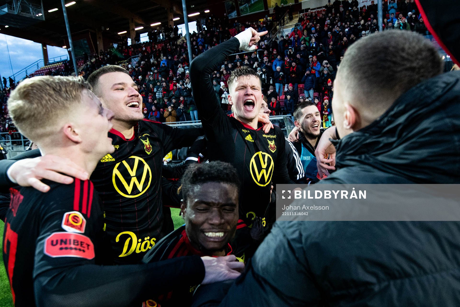 Östersunds Myroslav Mazur jublar med lagkamrater