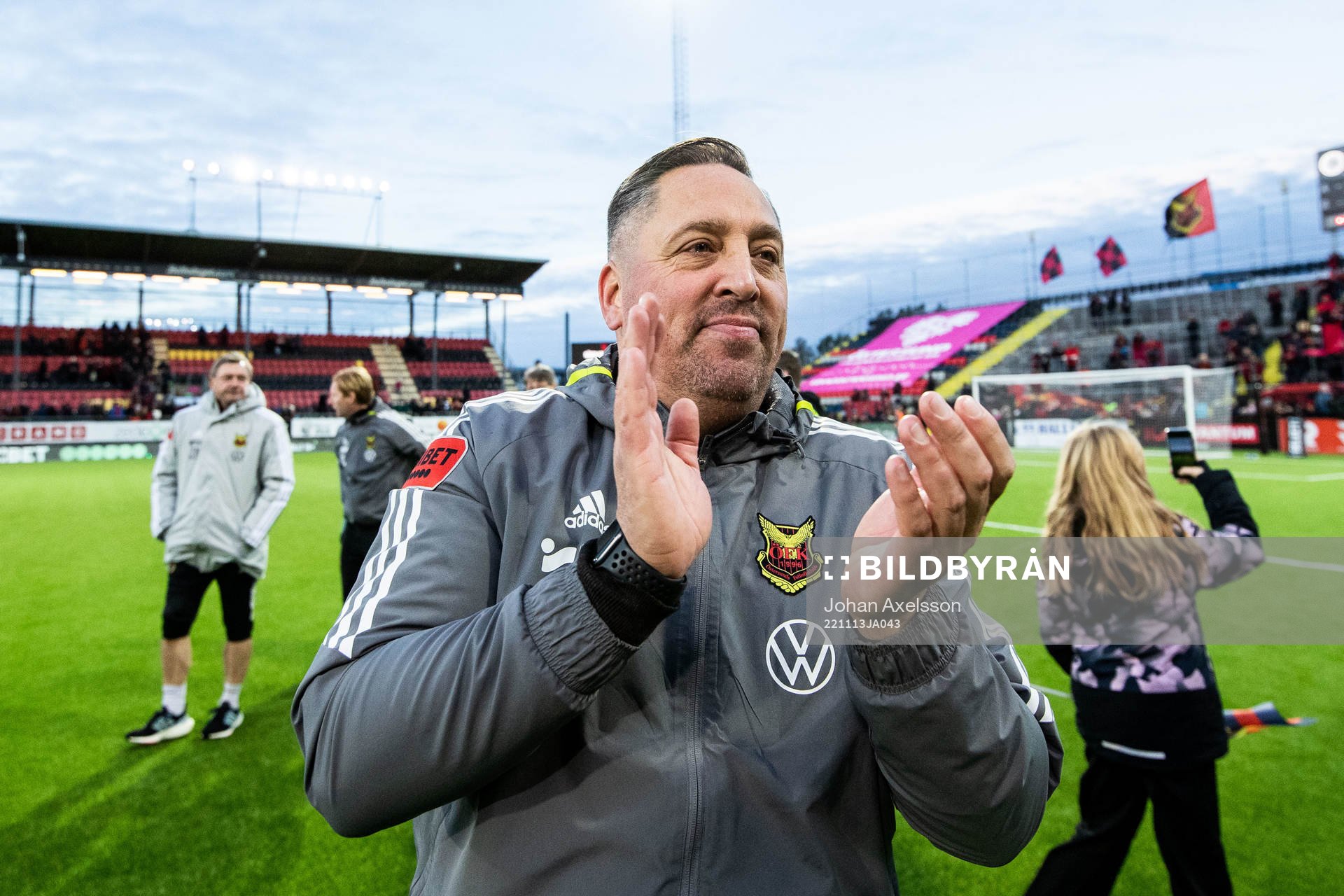 Östersunds tränare Magnus Powell jublar