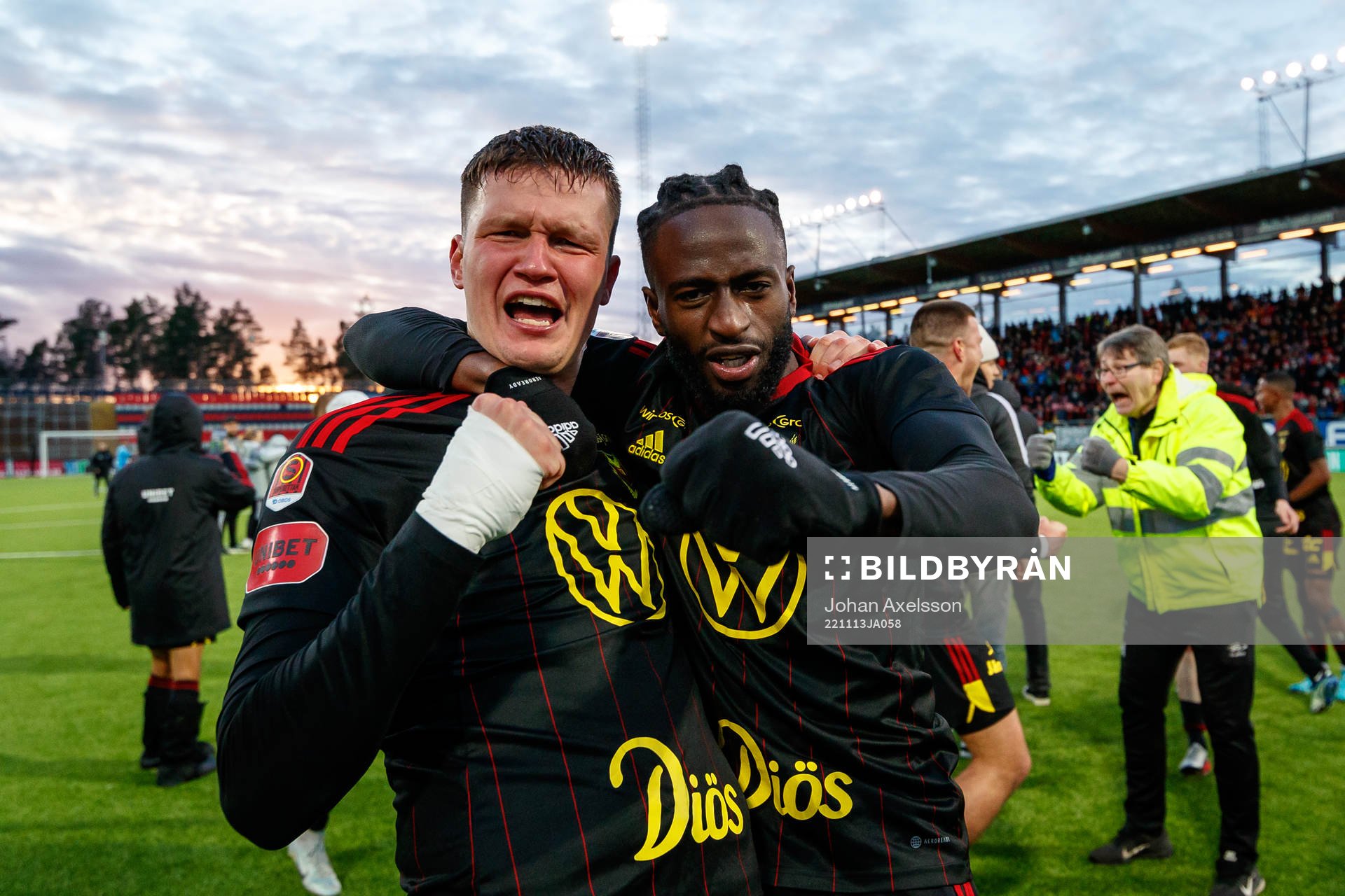 Östersunds Myroslav Mazur och Mansour Sinyan jublar