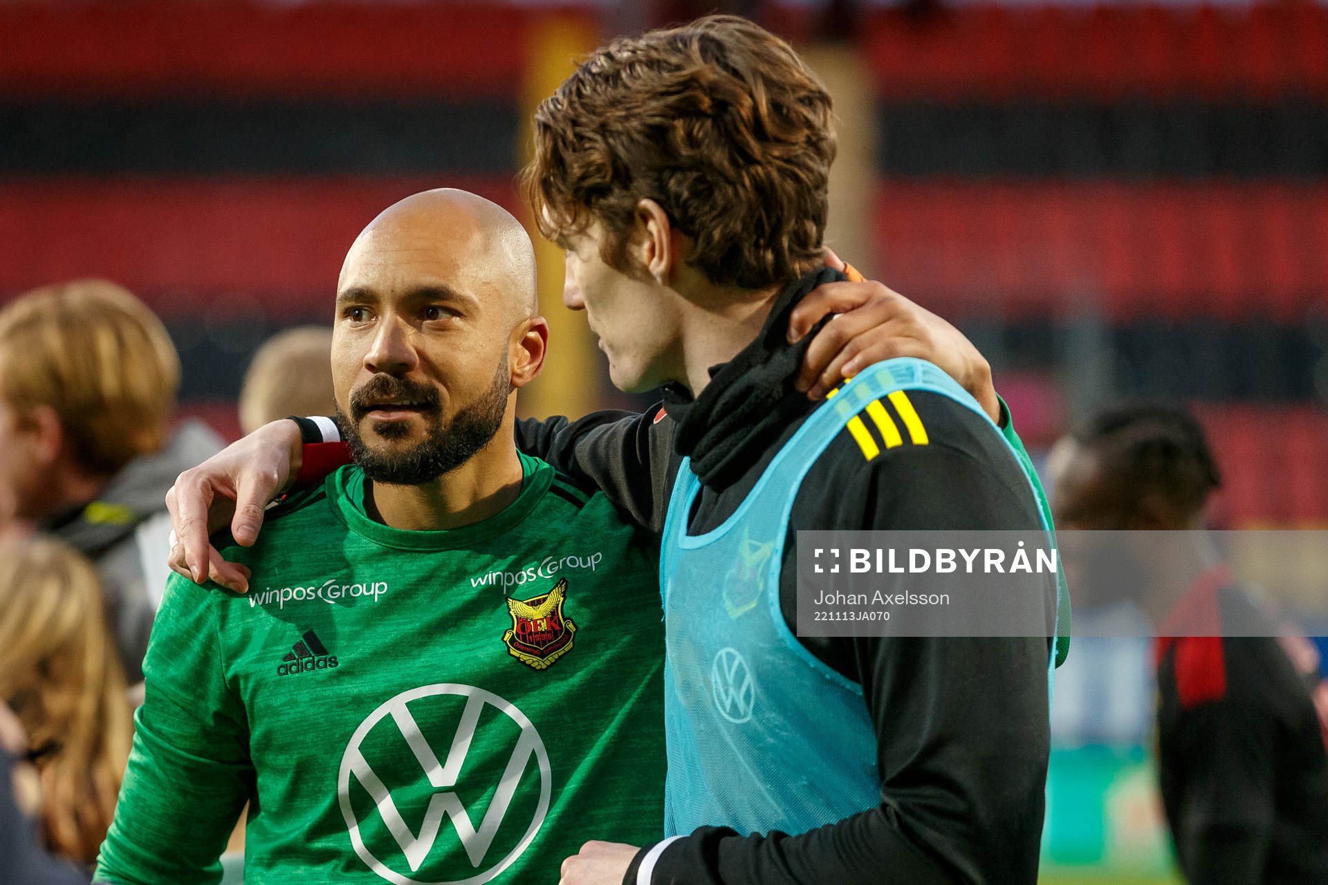 Östersunds målvakt Aly Keita kramas om av Östersunds