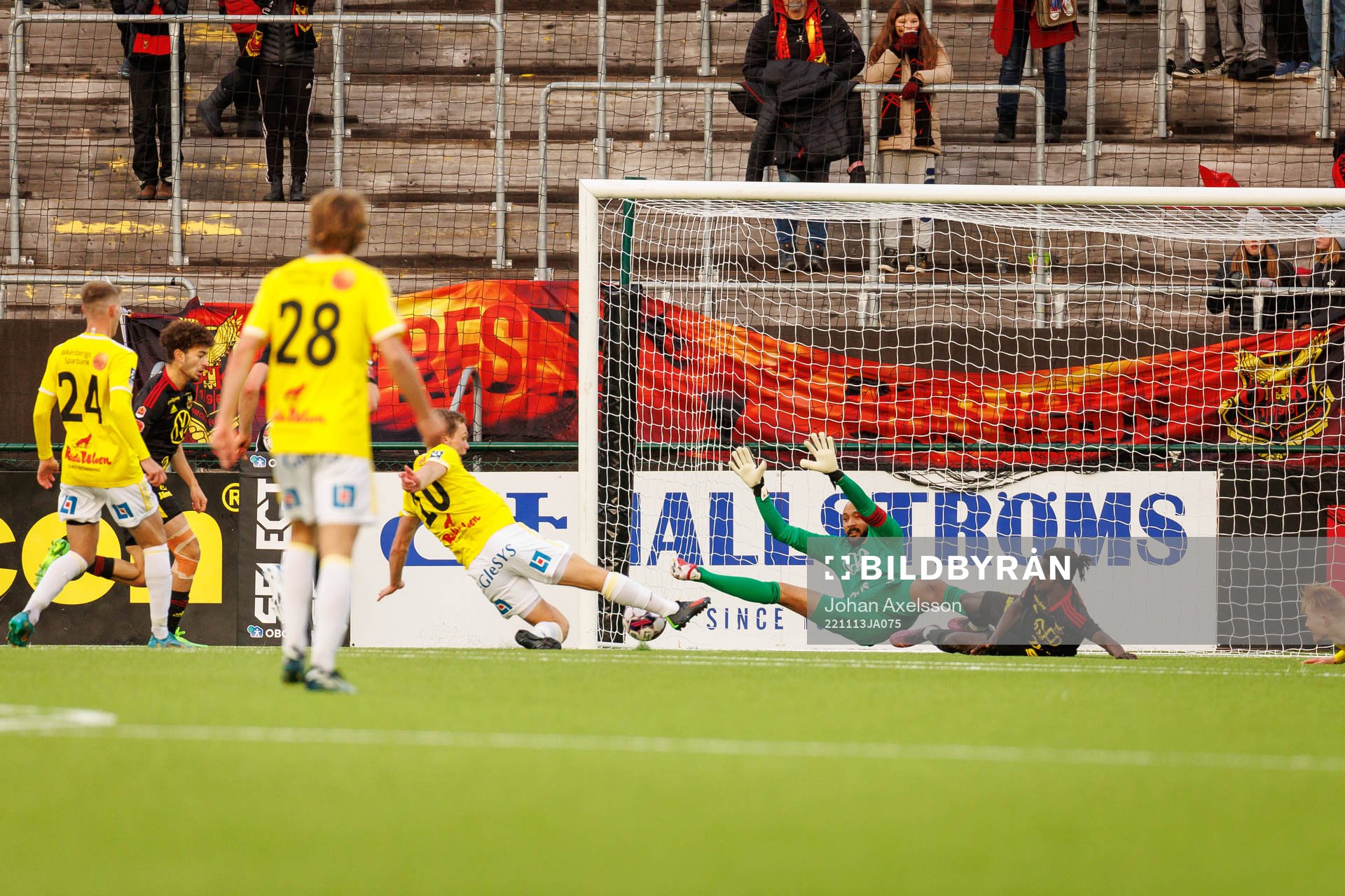 Östersunds målvakt Aly Keita  med en räddning