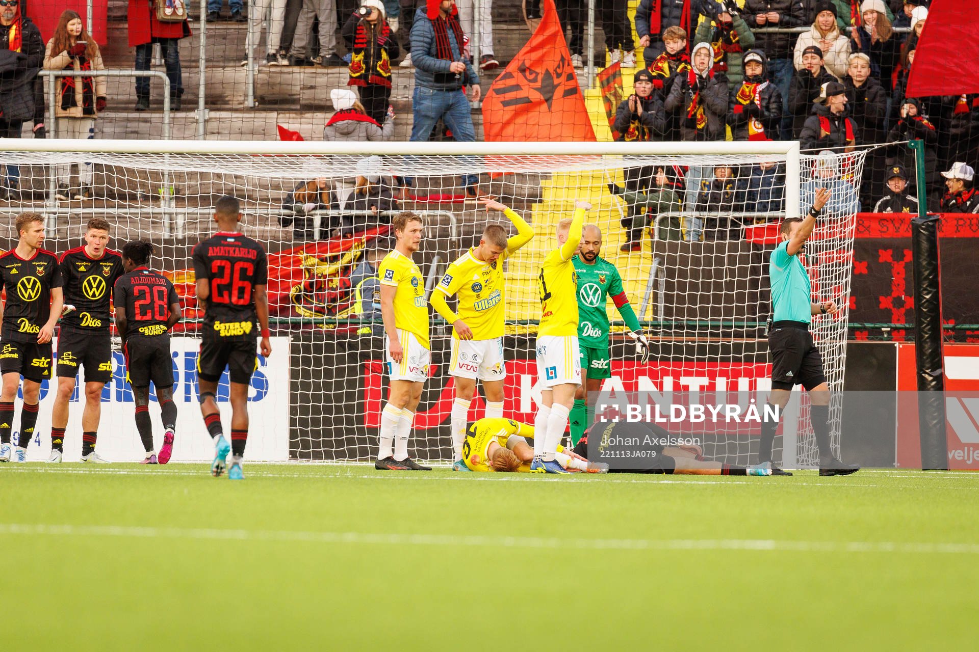 Falkenbergs Linus Borgström har ont under den avgörande fotbollsmatchen i kvalet till Superettan mellan Östersund och Falkenberg den 13 november 2022 i Östersund.