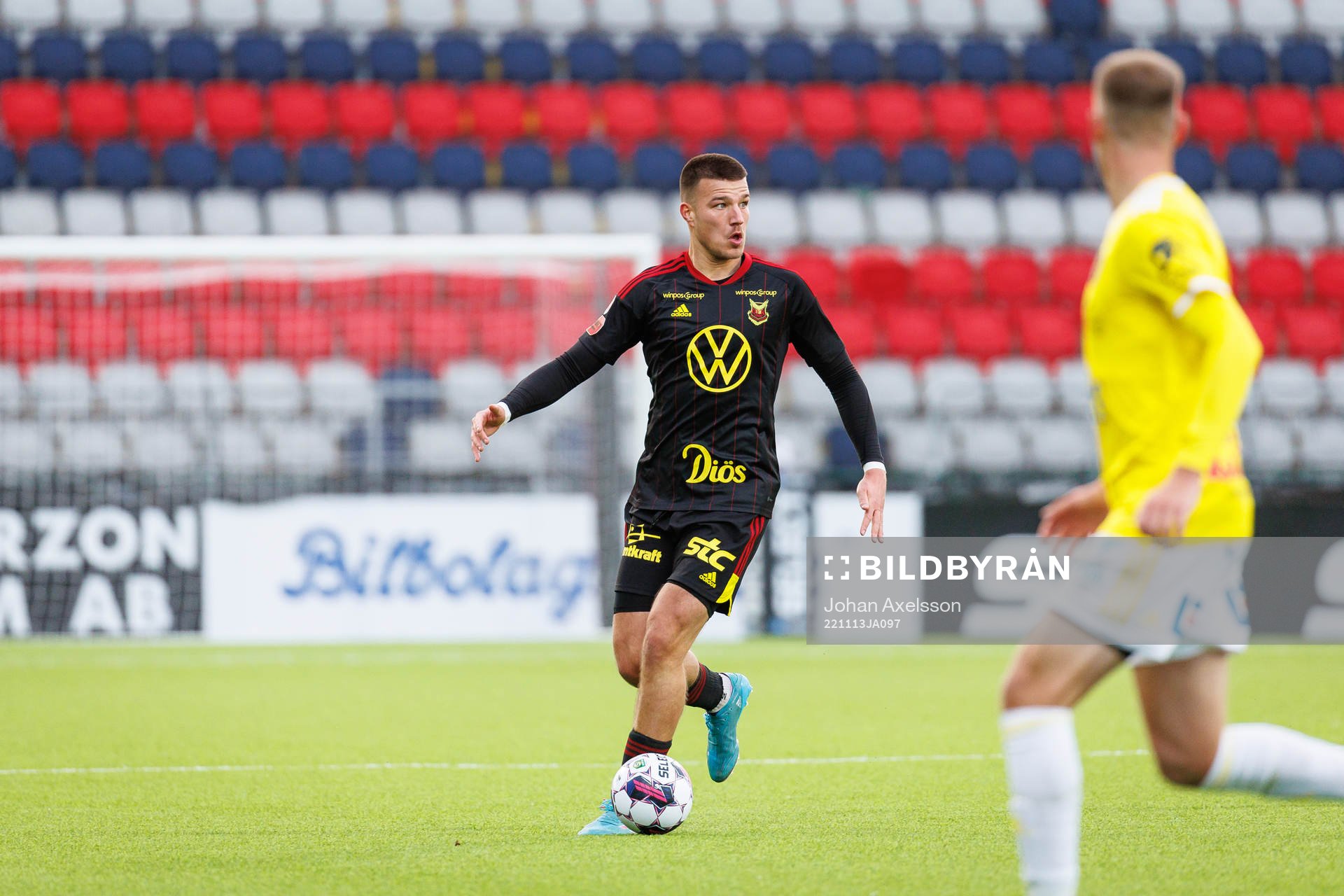 Östersunds Kristian Novak under den avgörande fotbollsmatchen i kvalet till Superettan mellan Östersund och Falkenberg den 13 november 2022 i Östersund.