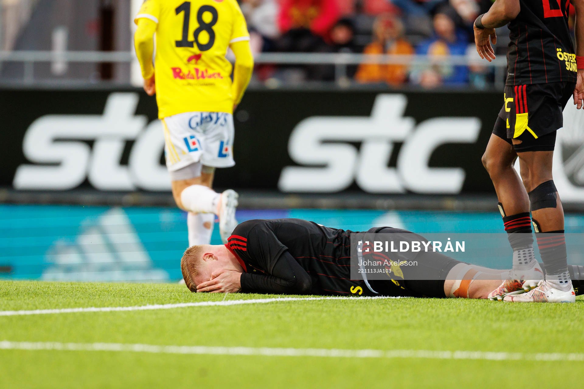 Östersunds Malcolm Stolt har ont efter en nickduell under den avgörande fotbollsmatchen i kvalet till Superettan mellan Östersund och Falkenberg den 13 november 2022 i Östersund.
