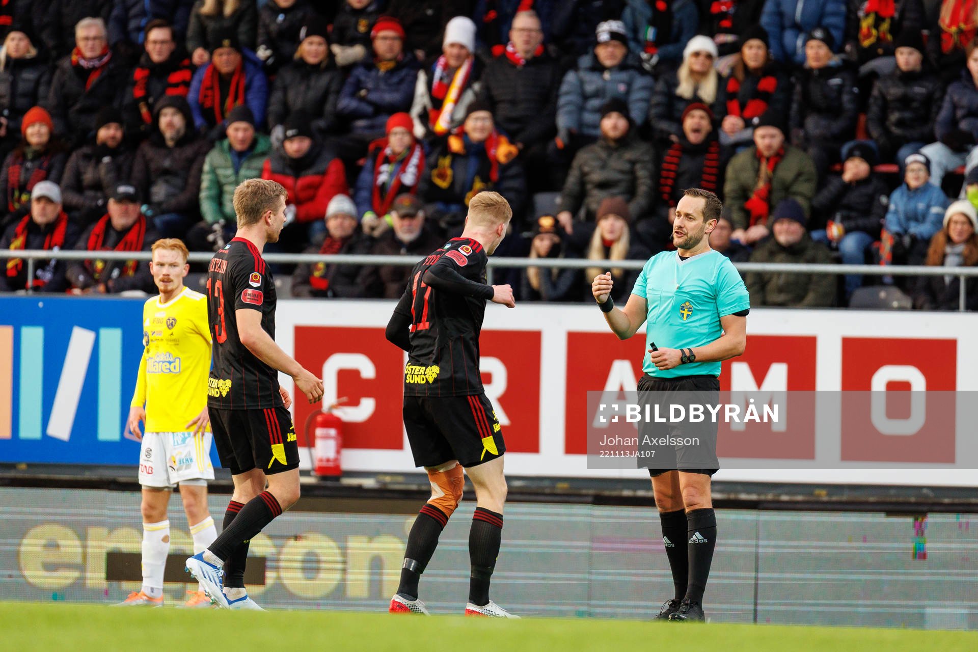 Östersunds Malcolm Stolt reagerar mot Domare Victor Wolf