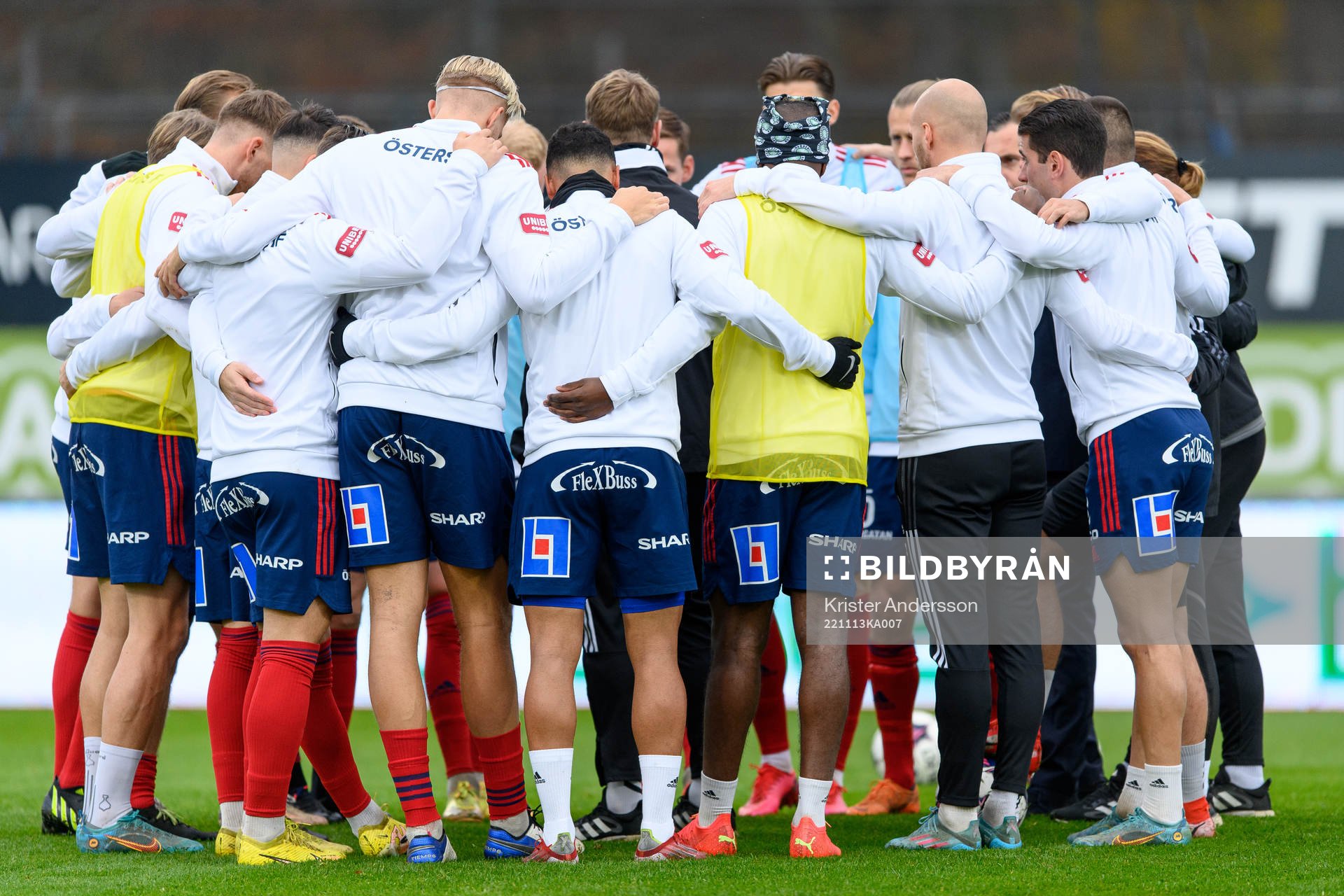 Östers spelare före fotbollsmatchen i kvalet till