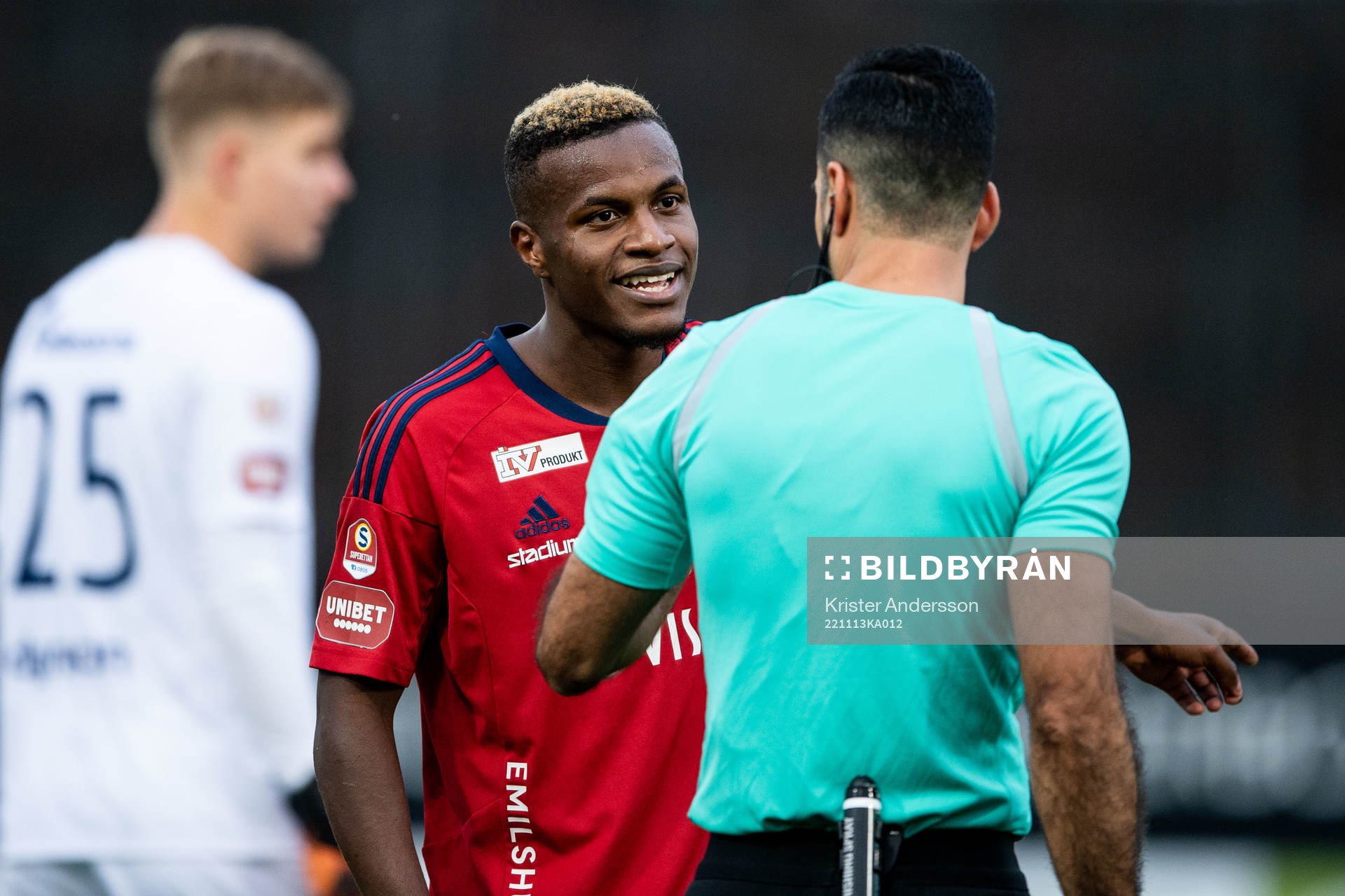 Östers Manasse Kusu i diskussion med Domare Mohammed