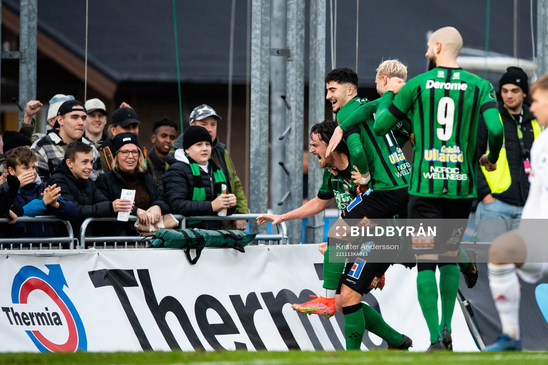 Varbergs Robin Tranberg jublar med lagkamrater