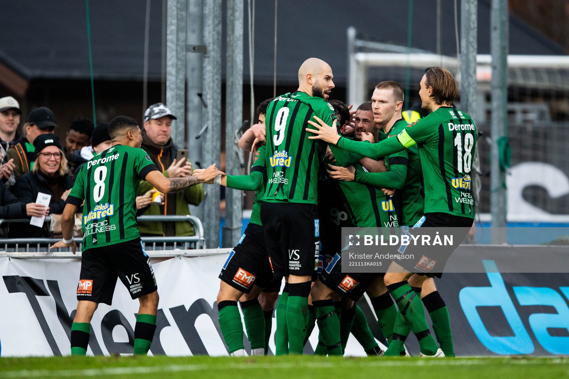 Varbergs Robin Tranberg jublar med lagkamrater