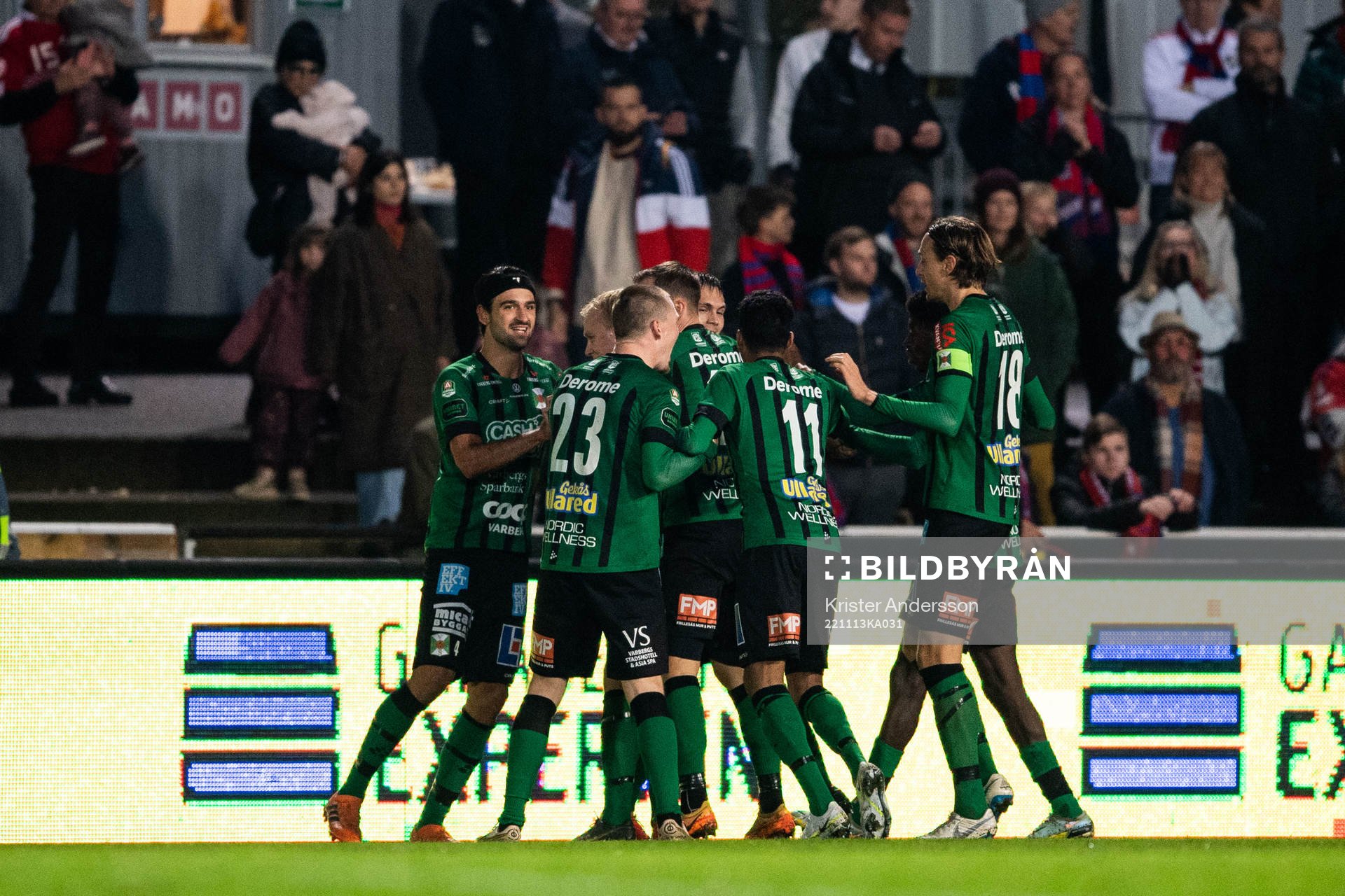 Varbergs Tobias Carlsson jublar med lagkamrater