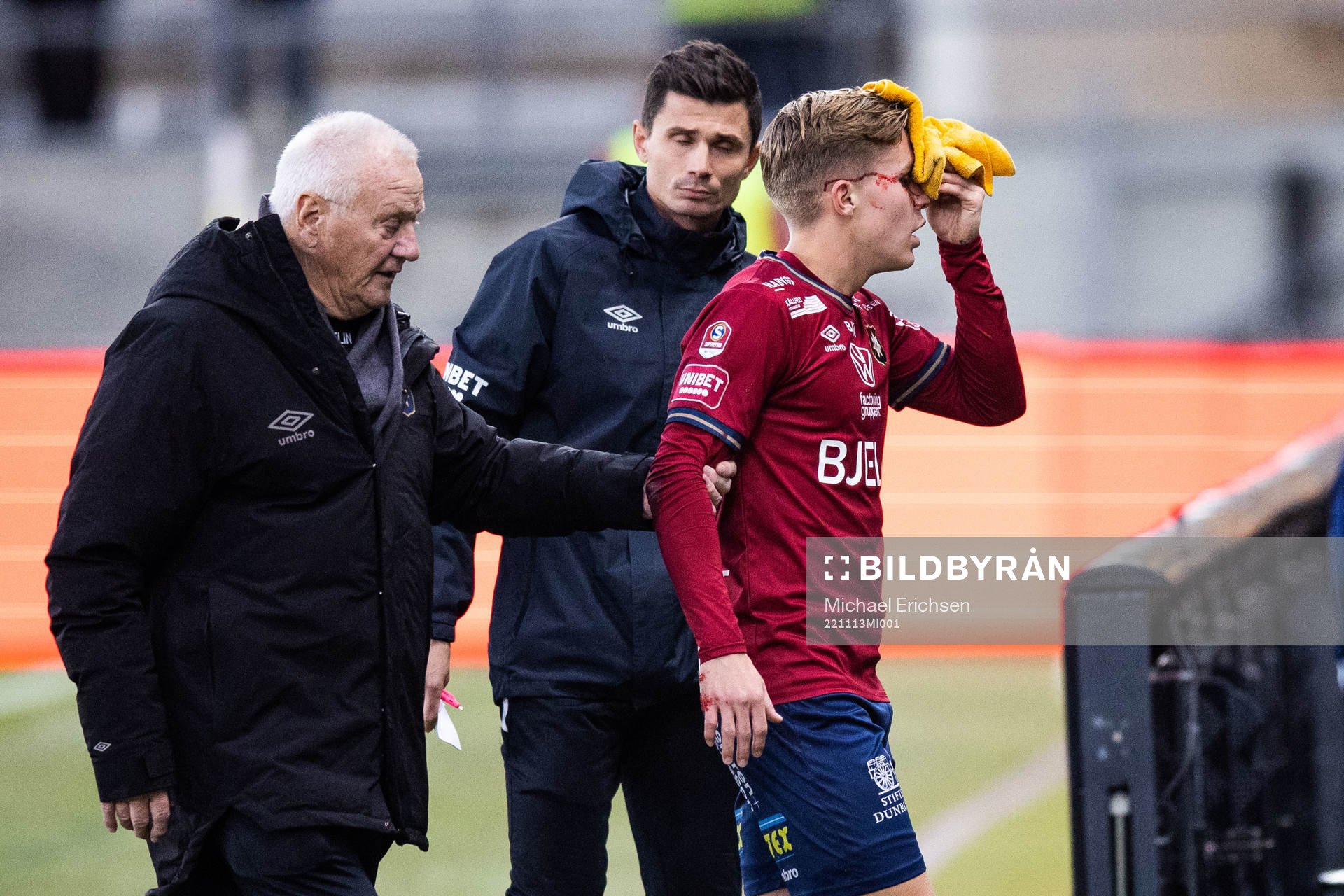 Örgrytes Isak Dahlqvist har ont och leds av planen