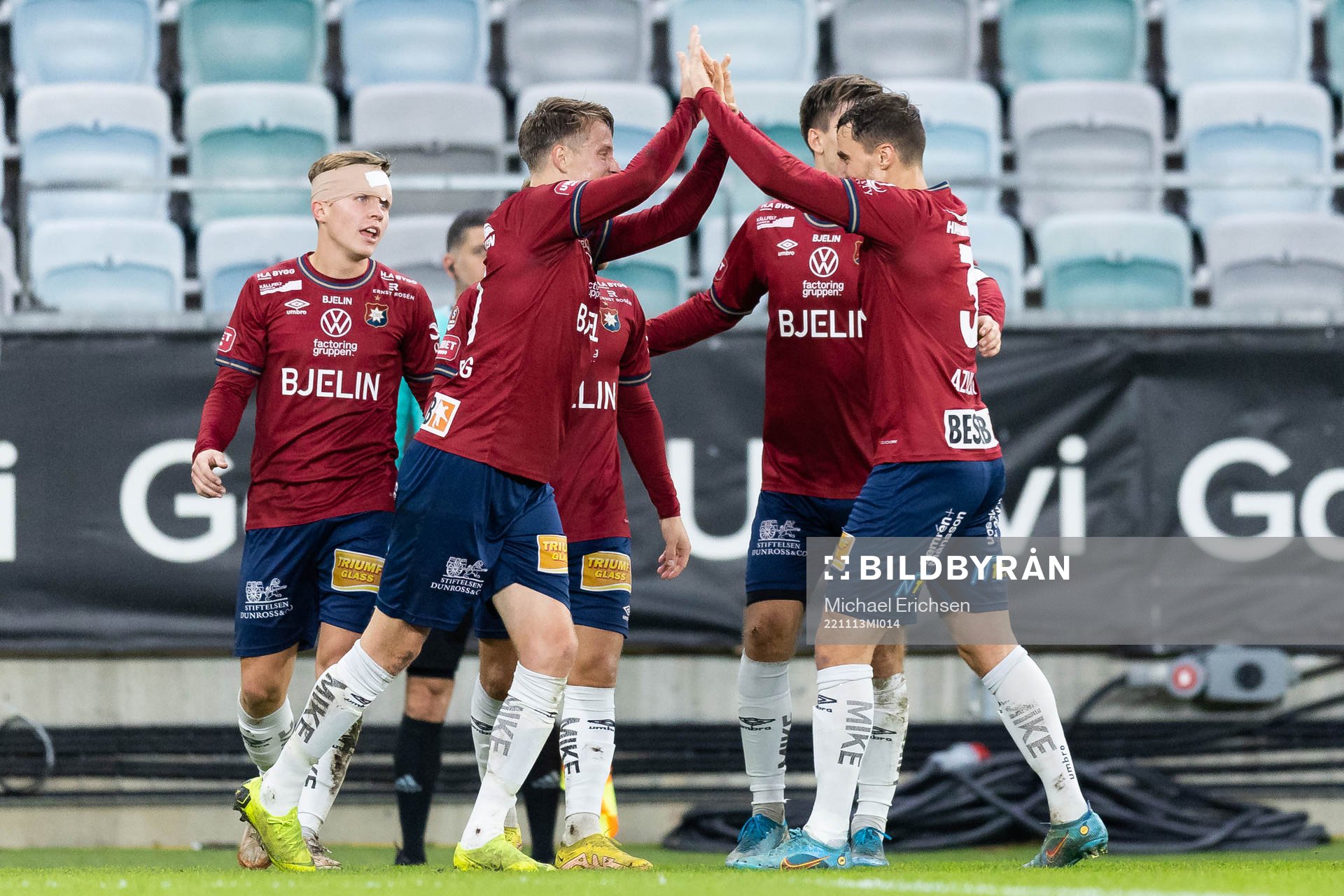 Örgrytes Viktor Lundberg jublar med lagkamrater