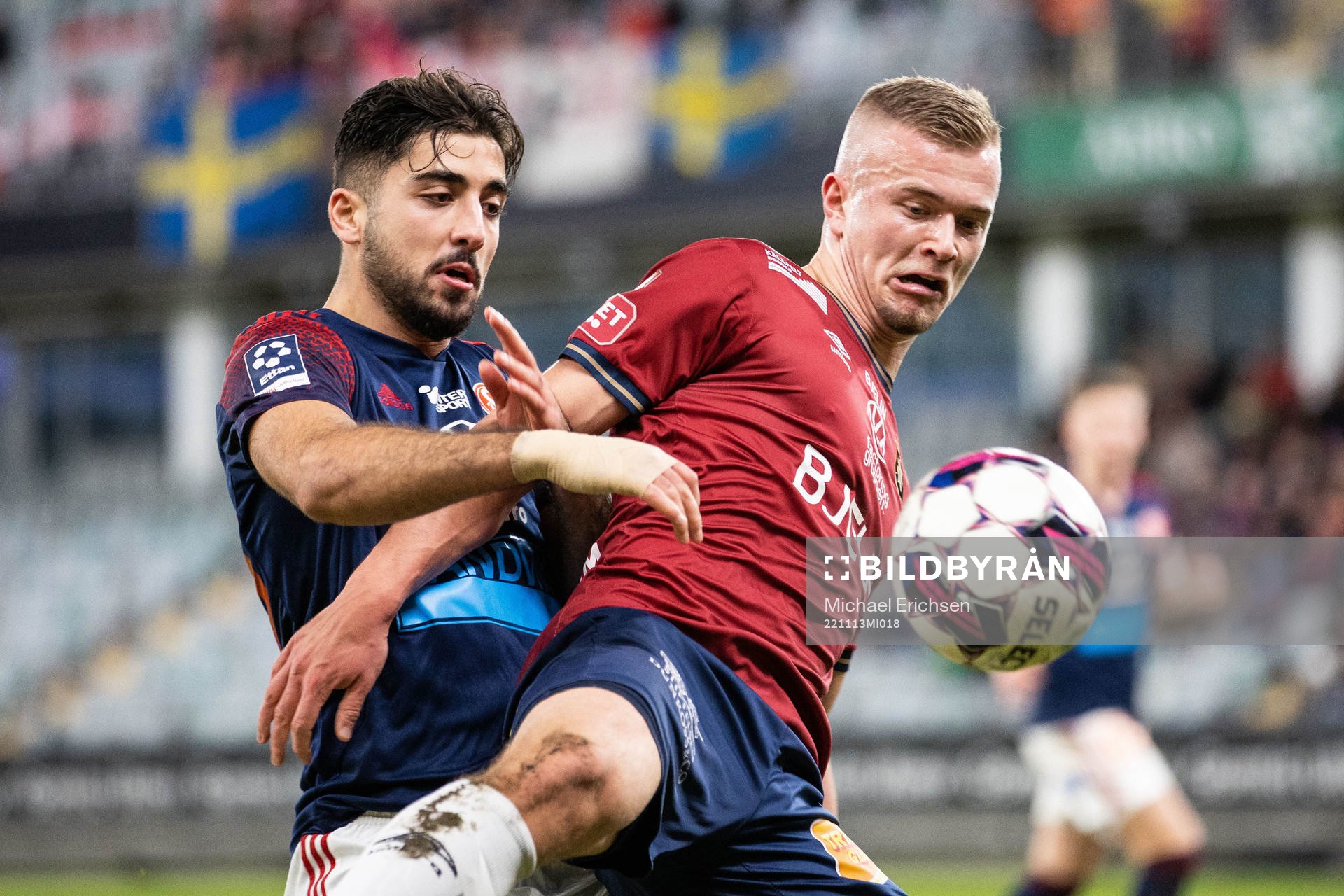 Sandvikens IFs Ahmad Faqa och Örgrytes Alexander Ahl Holmström under den avgörande fotbollsmatchen i kvalet till Superettan mellan Örgryte och Sandvikens IF den 13 november 2022 i Göteborg.