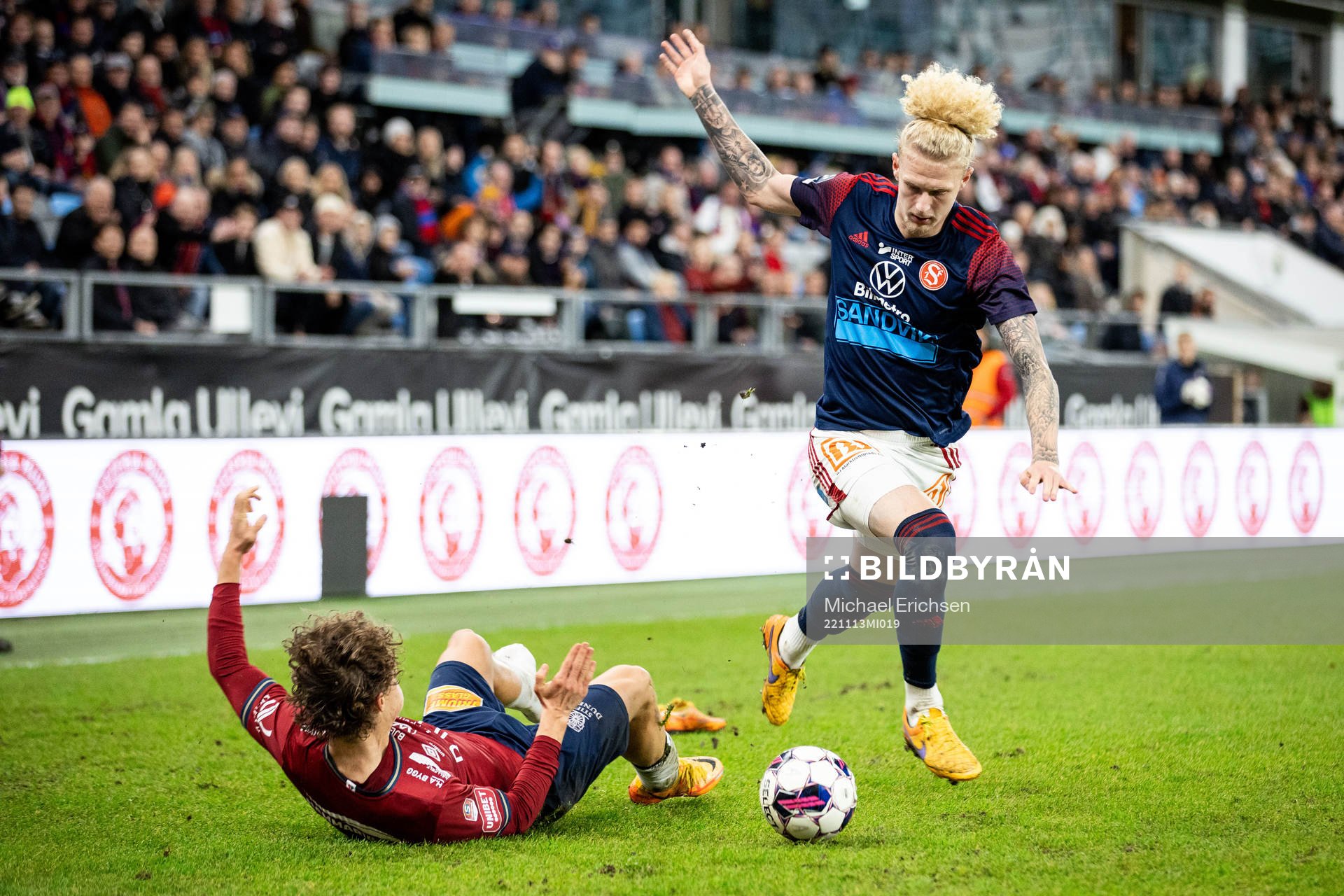 Örgrytes Herman Sjögrell och Sandvikens IFs Tim Hartzell under den avgörande fotbollsmatchen i kvalet till Superettan mellan Örgryte och Sandvikens IF den 13 november 2022 i Göteborg. 